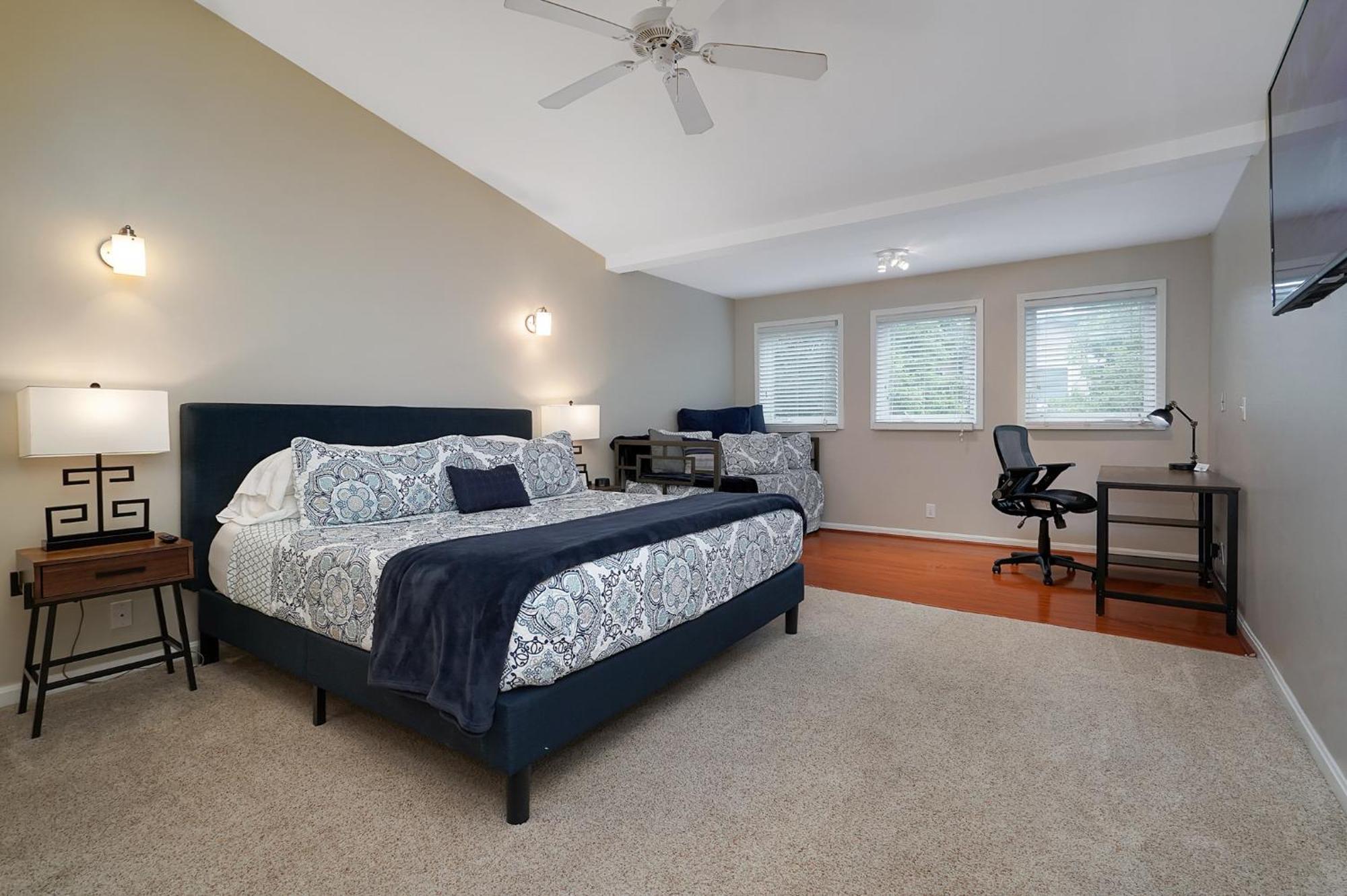 Apartment Lux Townhouse, Walk To All, Sleeps 6 Adults