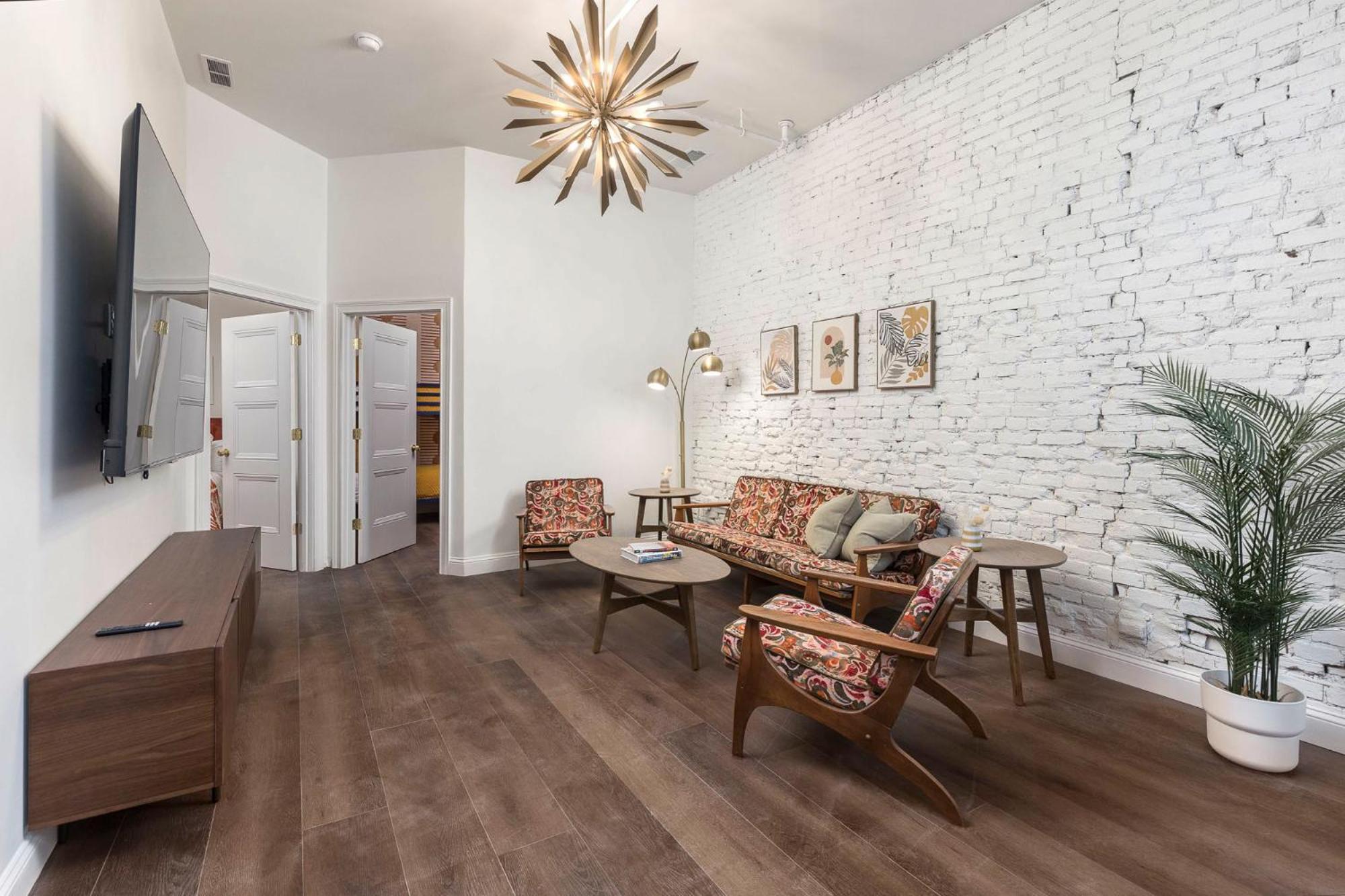 Skyline Bourbon Loft By Hollyhock 5 Bedrooms-2 Baths With Soaking Tub Louisville