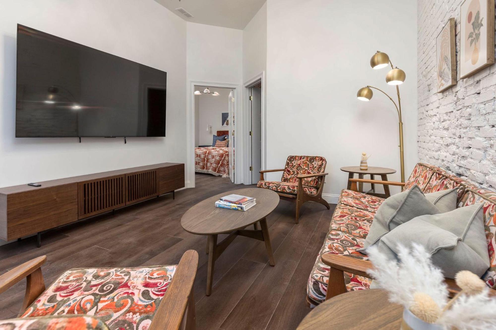 Skyline Bourbon Loft By Hollyhock 5 Bedrooms-2 Baths With Soaking Tub Louisville