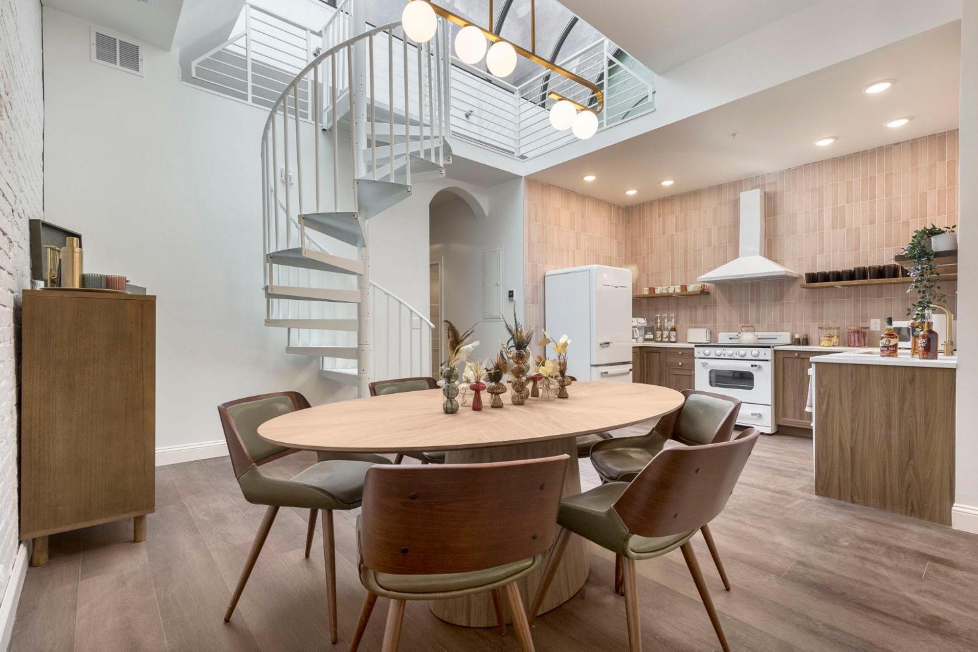 Skyline Bourbon Loft By Hollyhock 5 Bedrooms-2 Baths With Soaking Tub