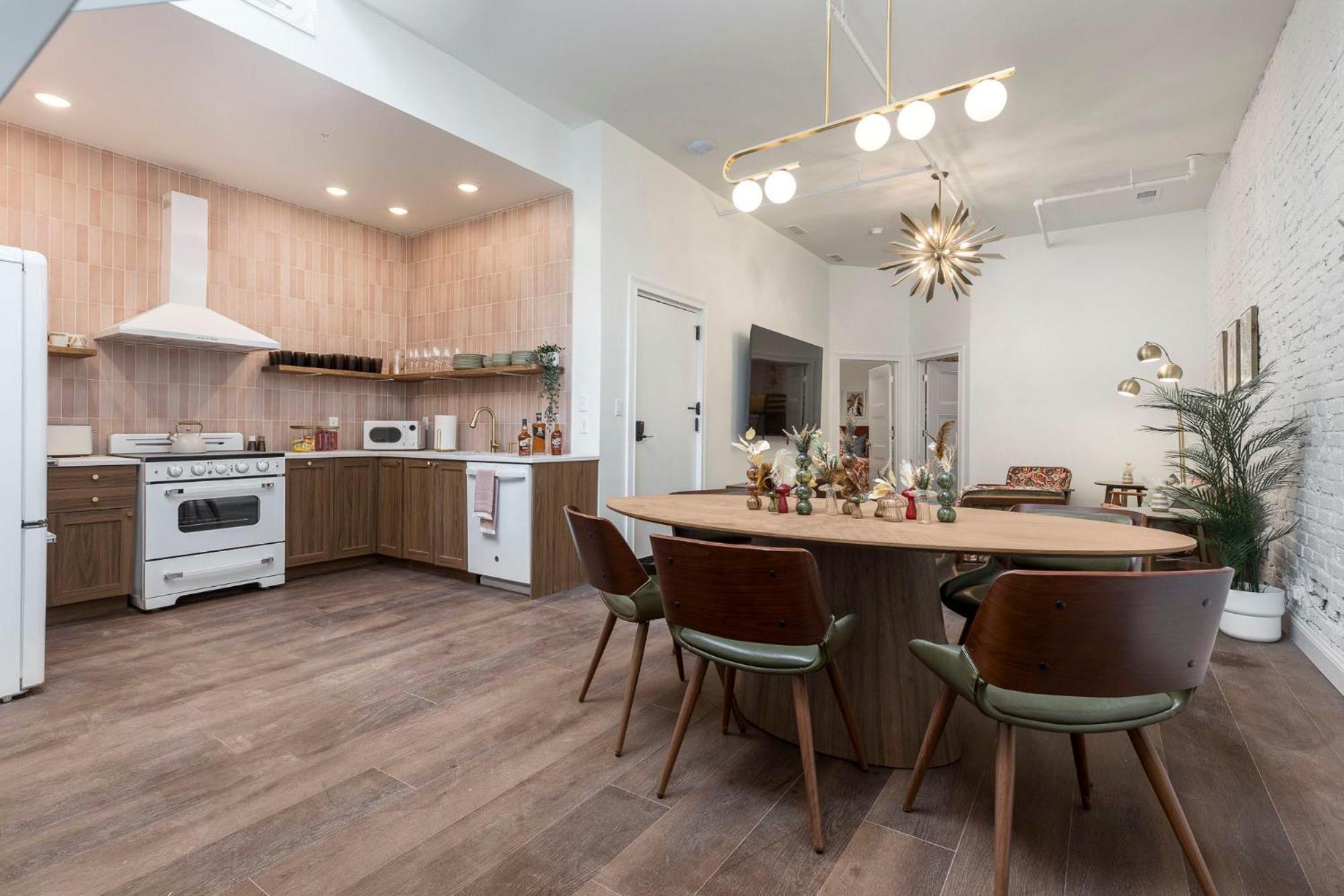 Apartment Skyline Bourbon Loft By Hollyhock 5 Bedrooms-2 Baths With Soaking Tub *