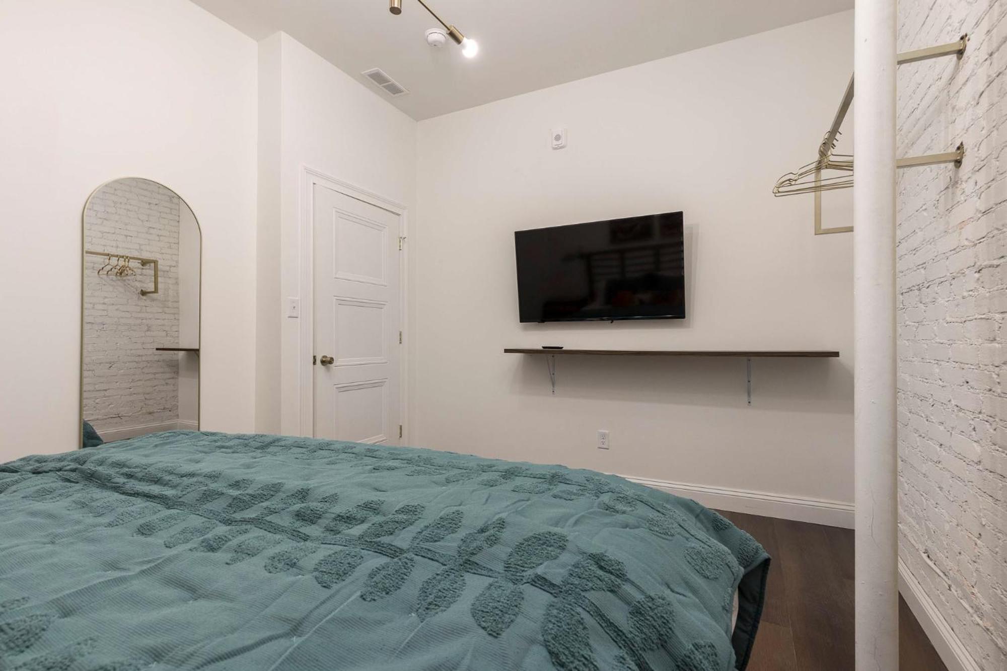 Apartment Skyline Bourbon Loft By Hollyhock 5 Bedrooms-2 Baths With Soaking Tub