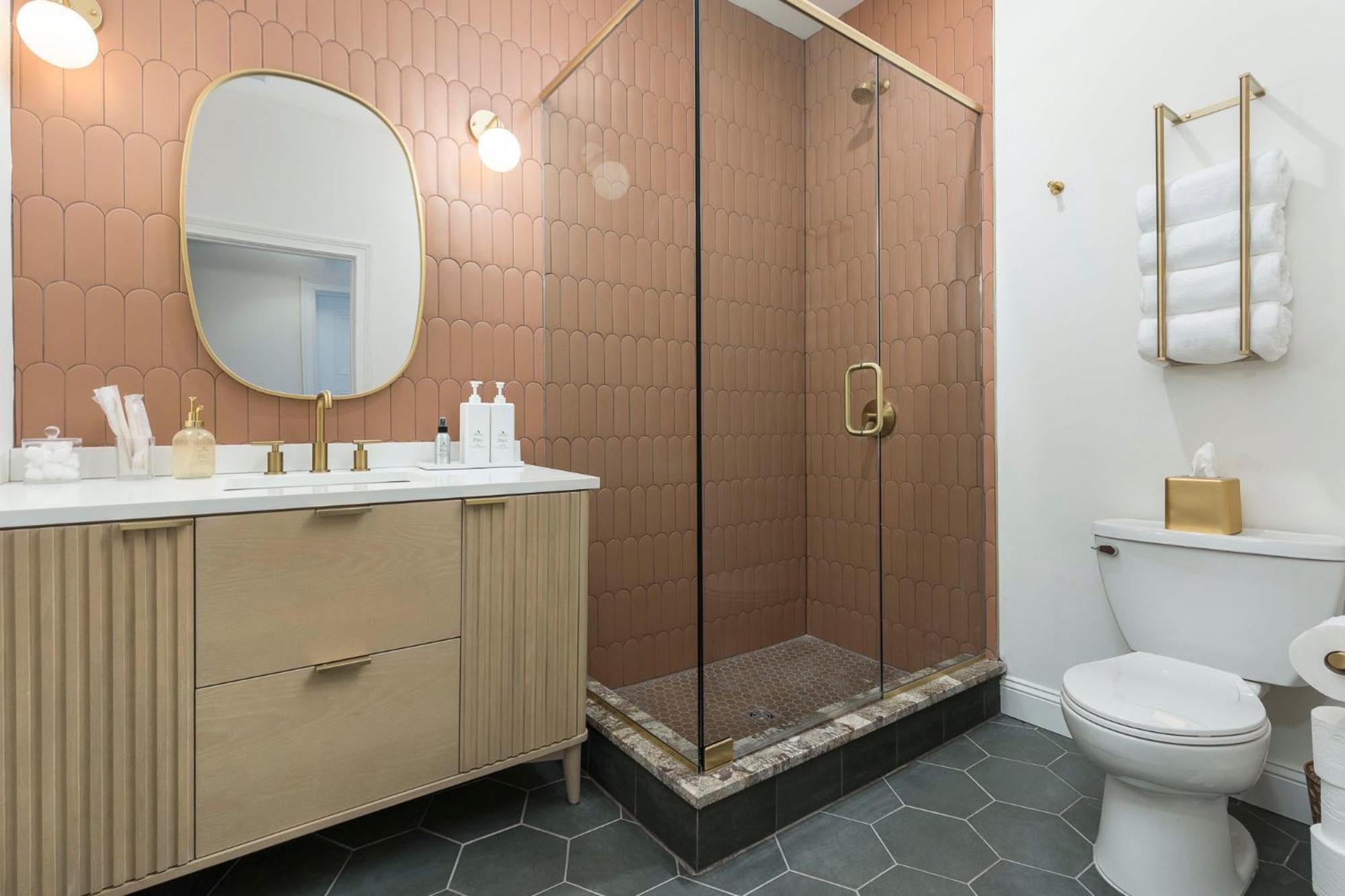 Skyline Bourbon Loft By Hollyhock 5 Bedrooms-2 Baths With Soaking Tub