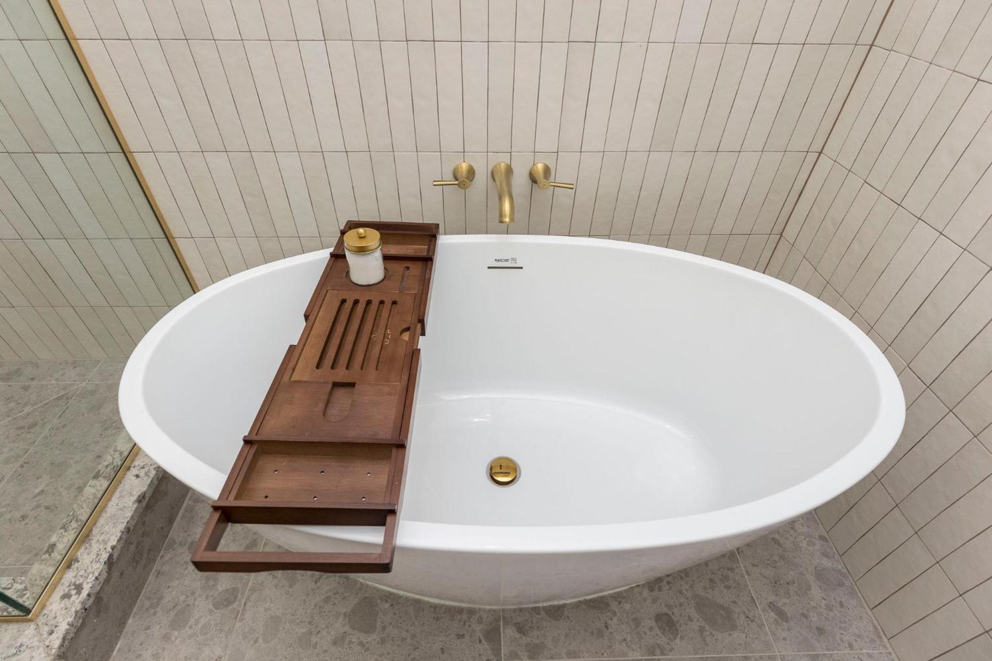 Skyline Bourbon Loft By Hollyhock 5 Bedrooms-2 Baths With Soaking Tub Louisville