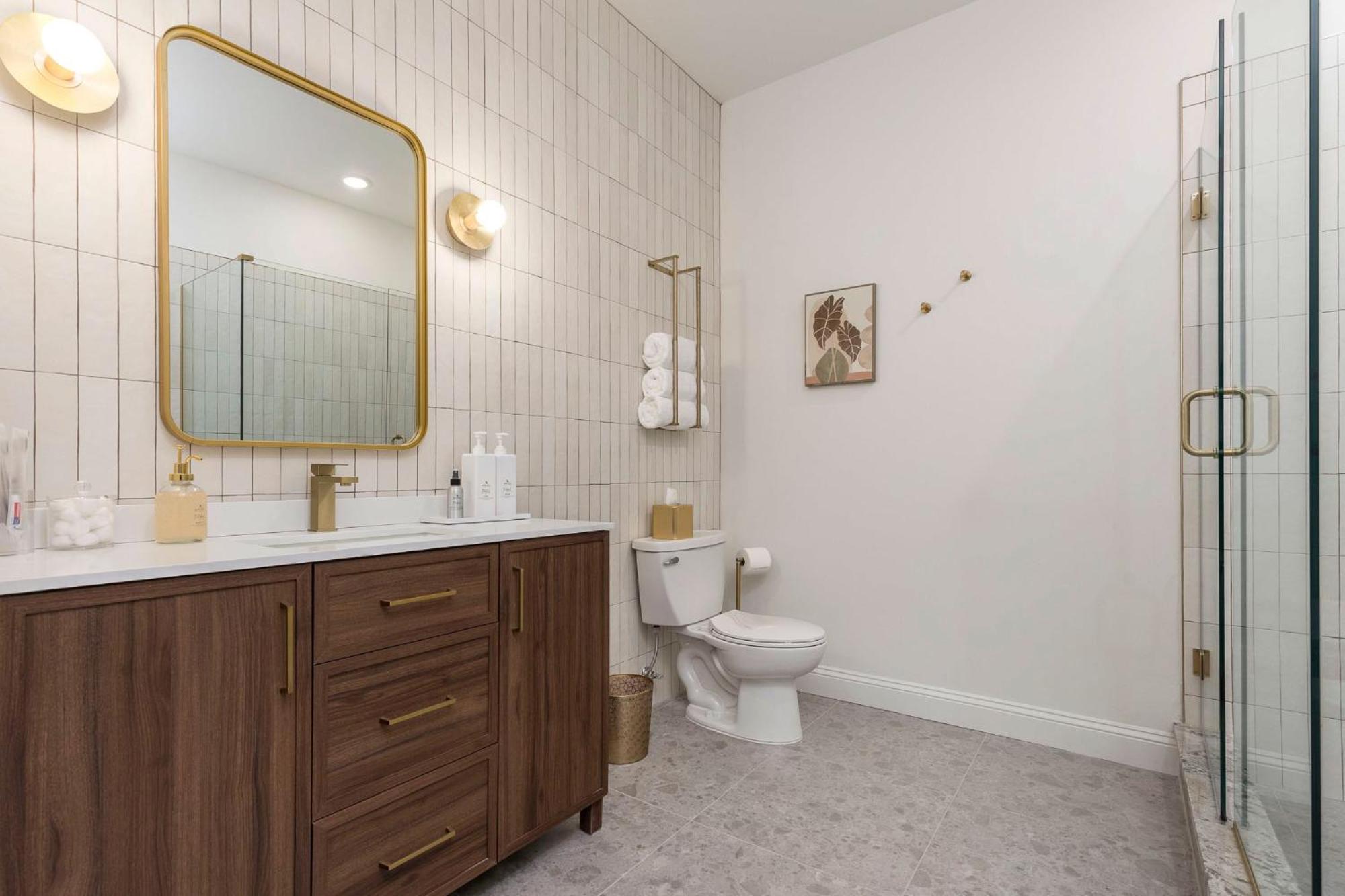 Skyline Bourbon Loft By Hollyhock 5 Bedrooms-2 Baths With Soaking Tub