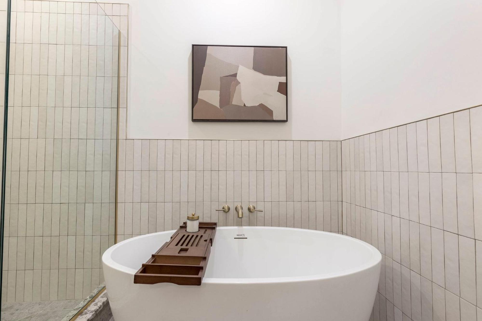 Apartment Skyline Bourbon Loft By Hollyhock 5 Bedrooms-2 Baths With Soaking Tub