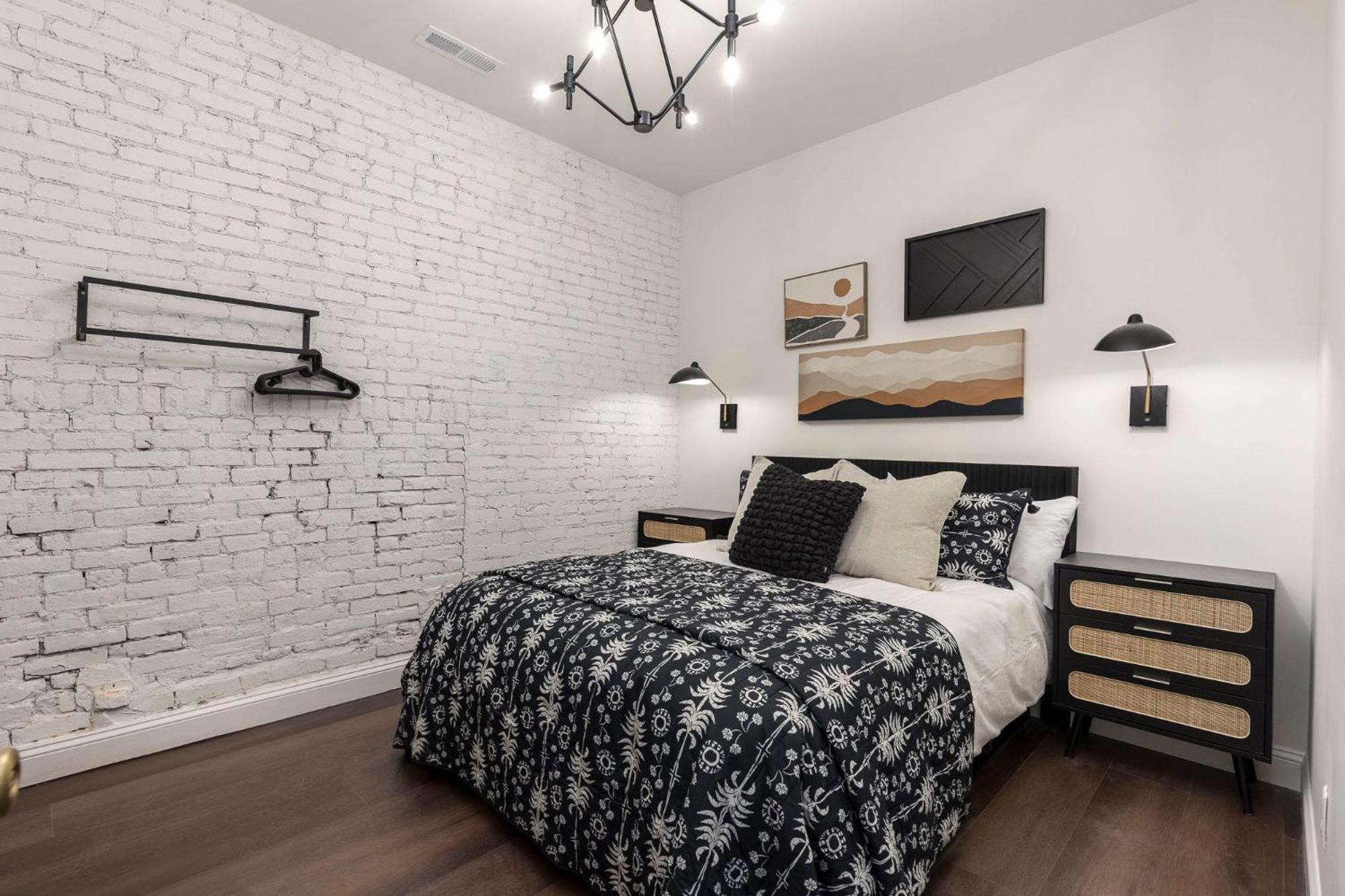 Apartment Skyline Bourbon Loft By Hollyhock 5 Bedrooms-2 Baths With Soaking Tub *