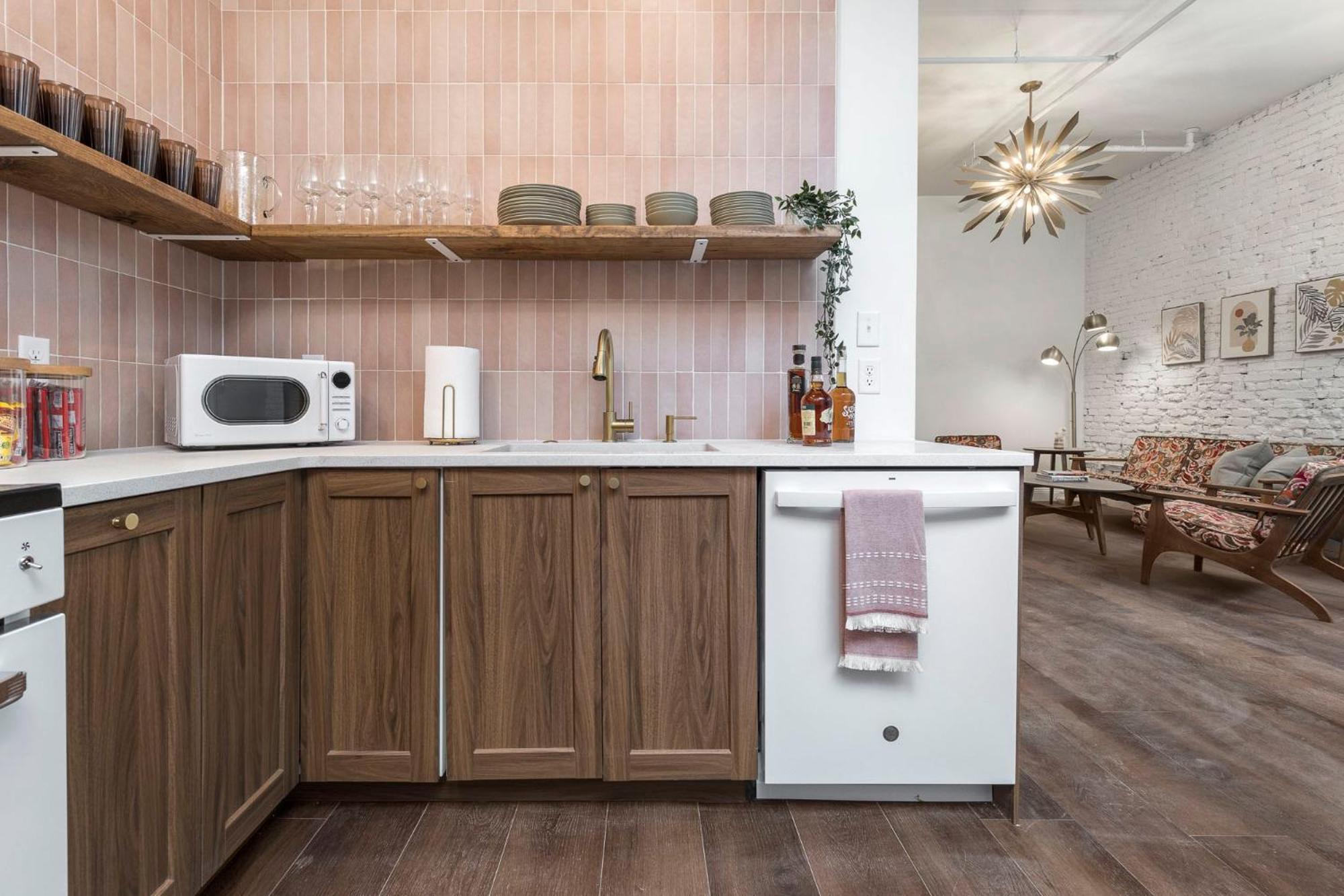 Apartment Skyline Bourbon Loft By Hollyhock 5 Bedrooms-2 Baths With Soaking Tub Louisville