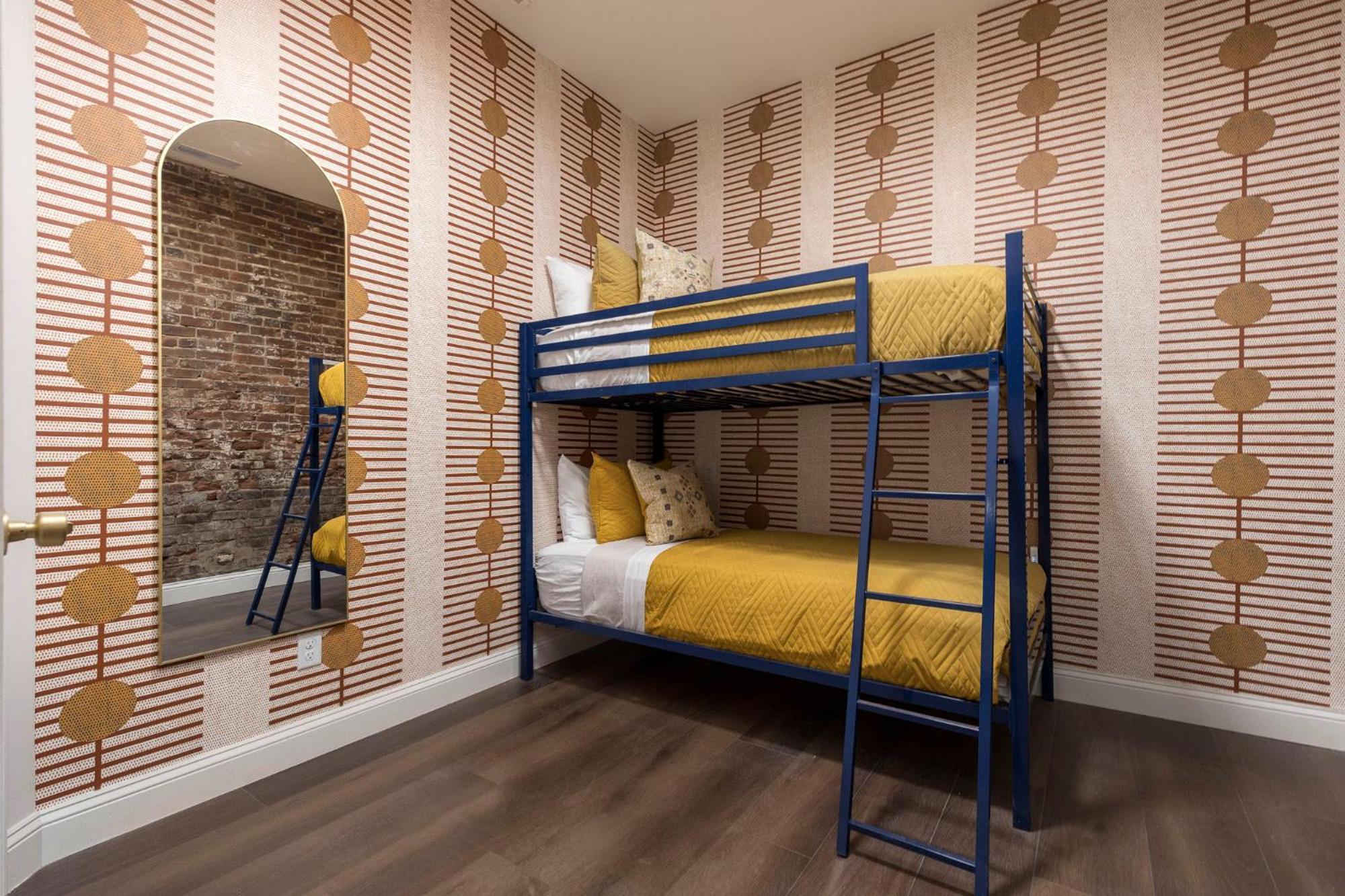 Skyline Bourbon Loft By Hollyhock 5 Bedrooms-2 Baths With Soaking Tub