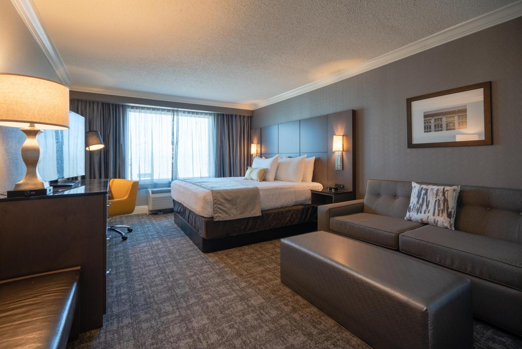 Western Premier Airport/expo Center 4*