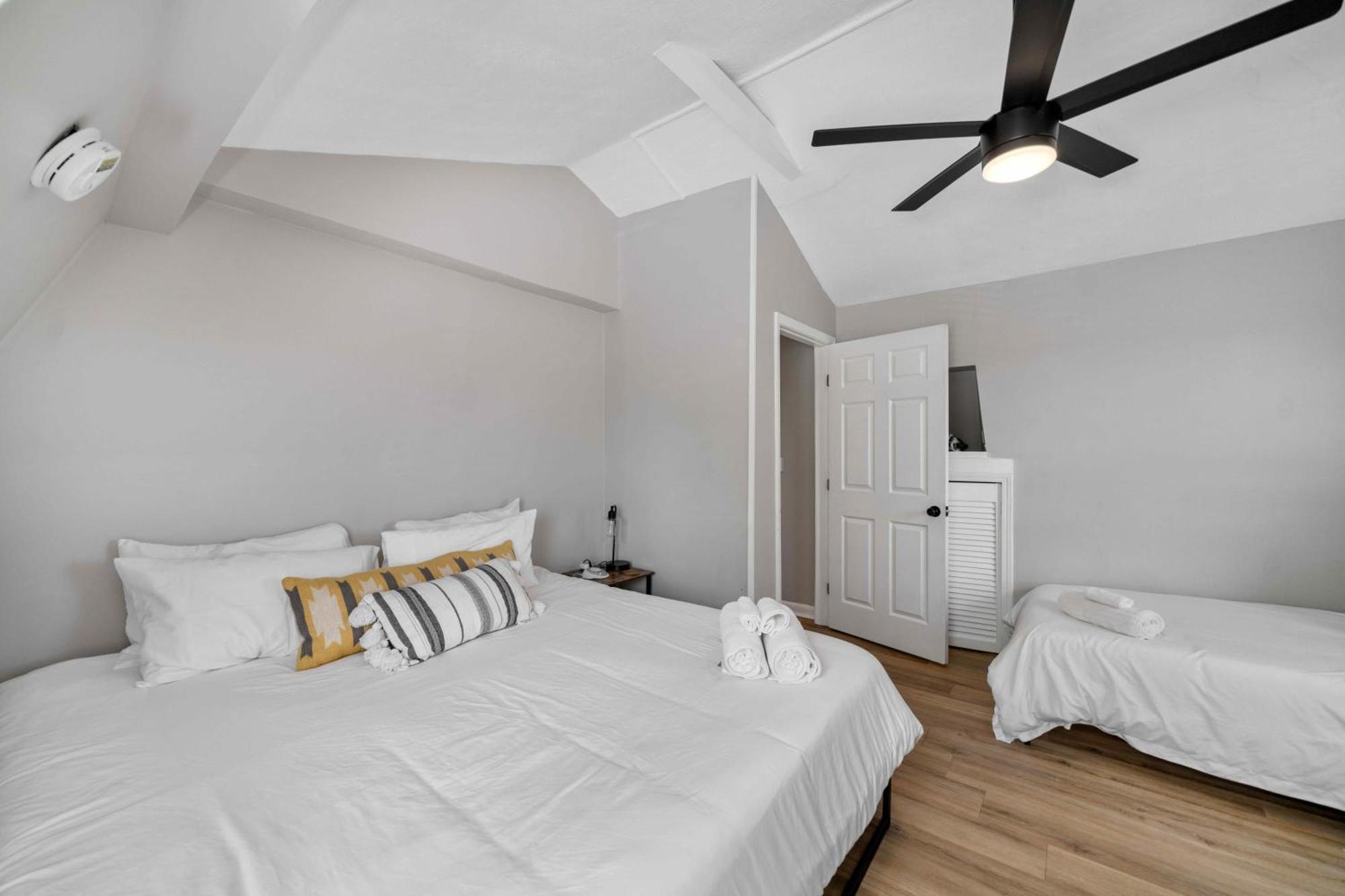 Charming Near Churchill Ds And Expo Center Holiday home
