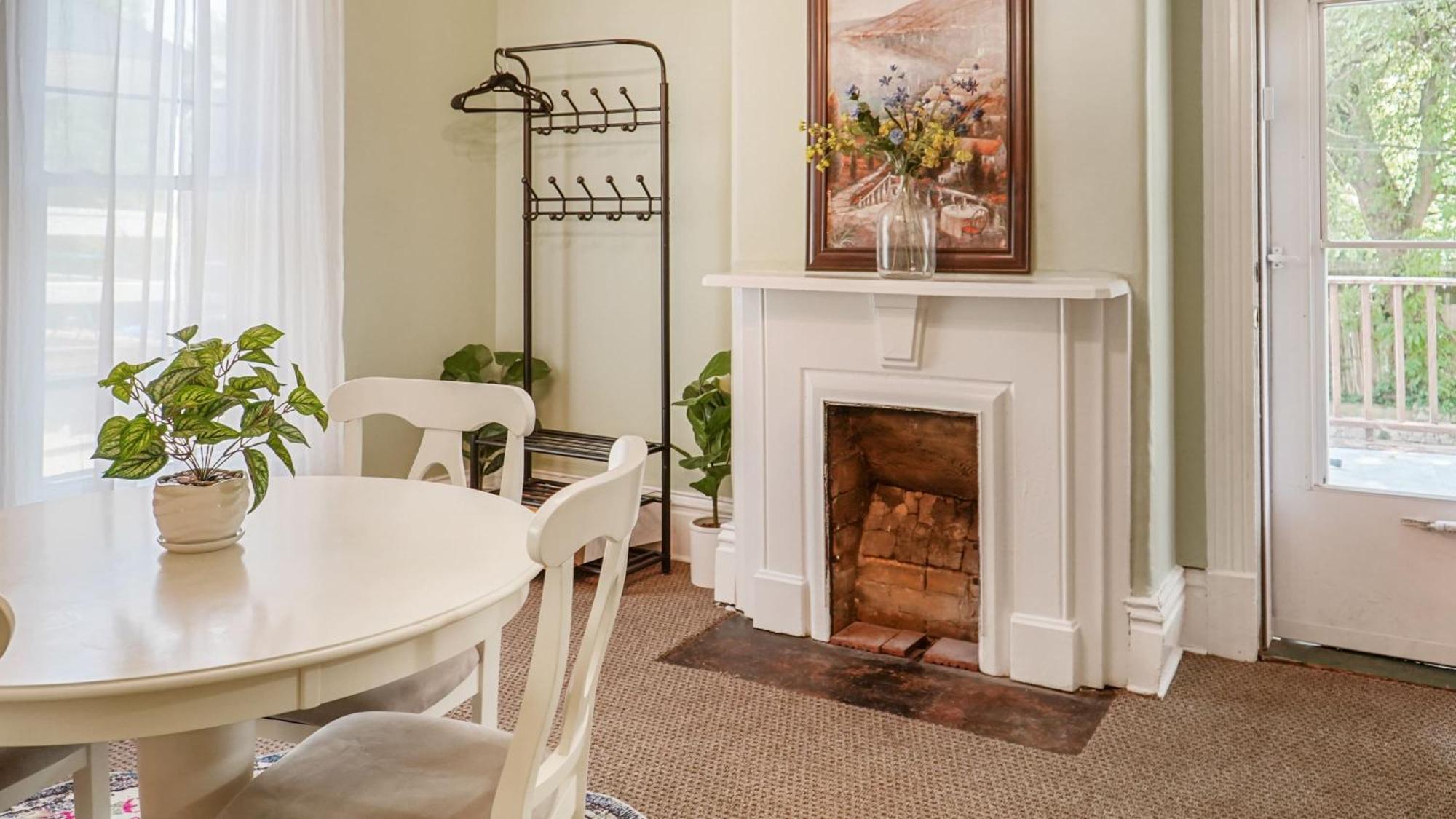 Spacious Historic House Near Sites Holiday home