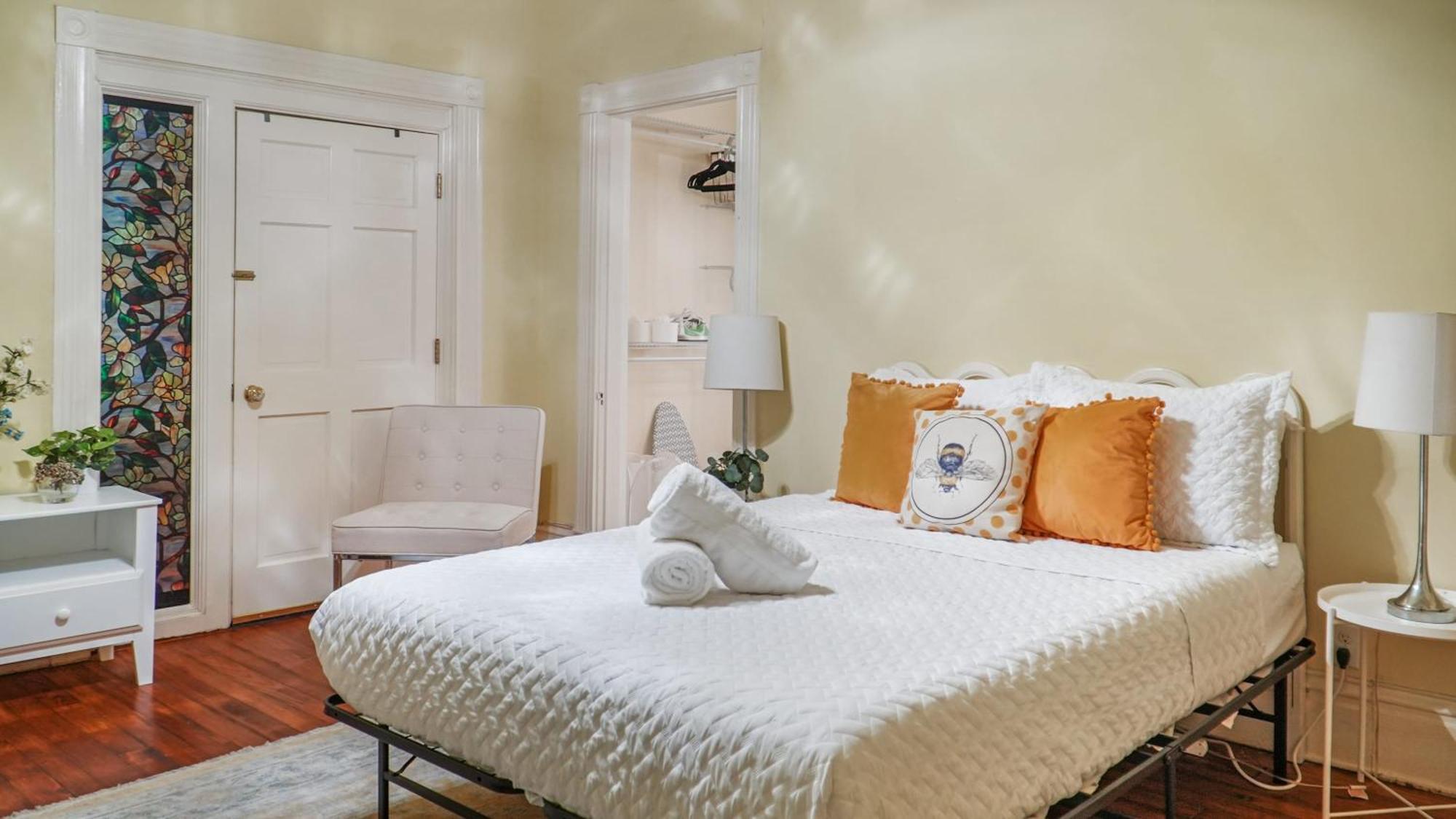 Spacious Historic House Near Sites *
