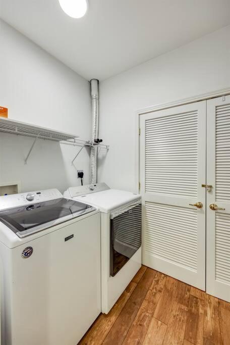 Downtown Condo- King Bed, Near Sites Apartment Louisville