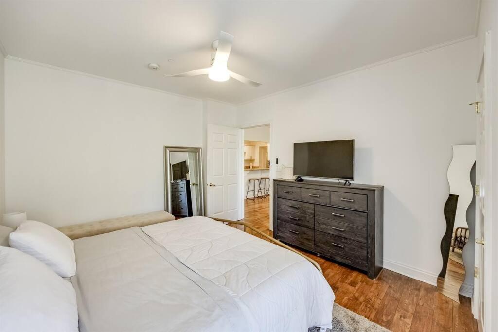 Downtown Condo- King Bed, Near Sites Apartment