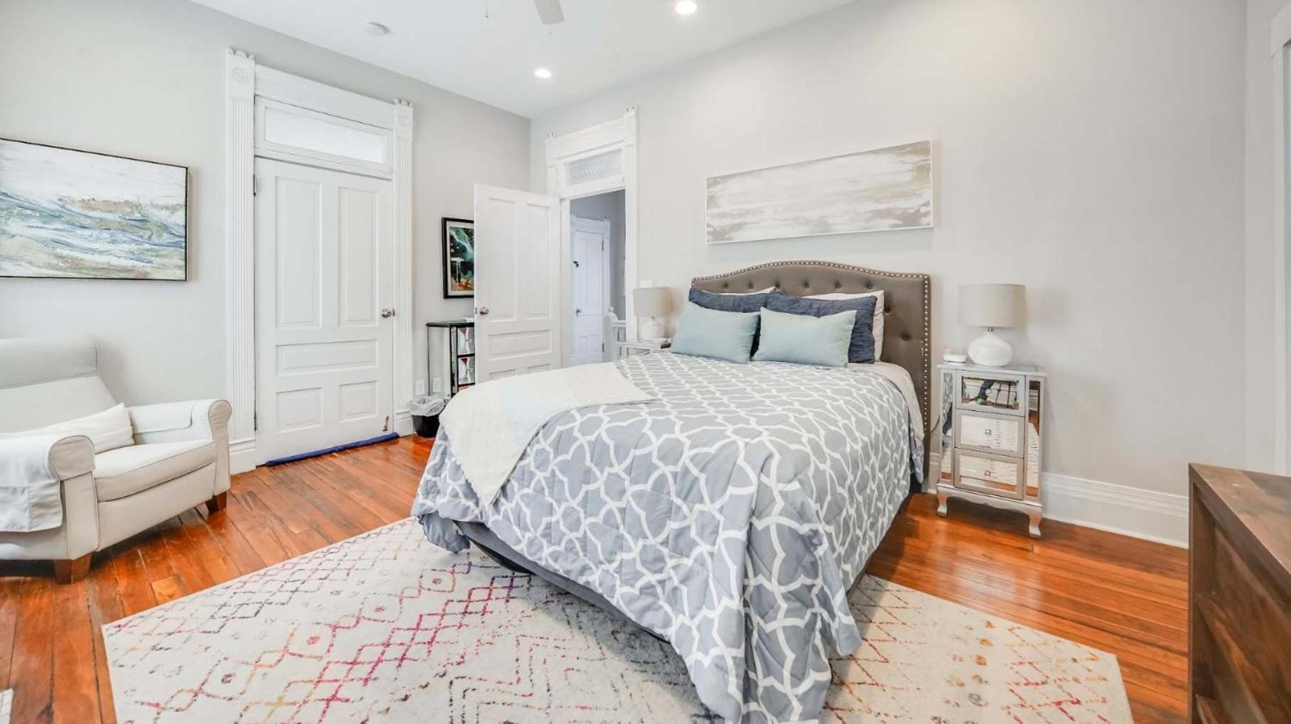 Historic 3-br Downtown Bourbon Getaway *
