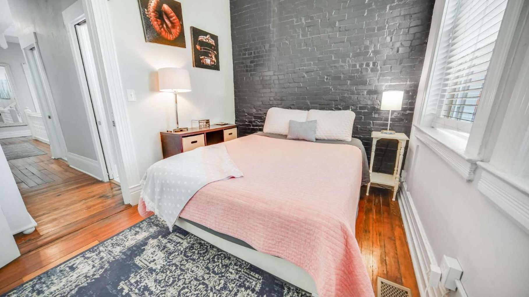 Holiday home Historic 3-br Downtown Bourbon Getaway *