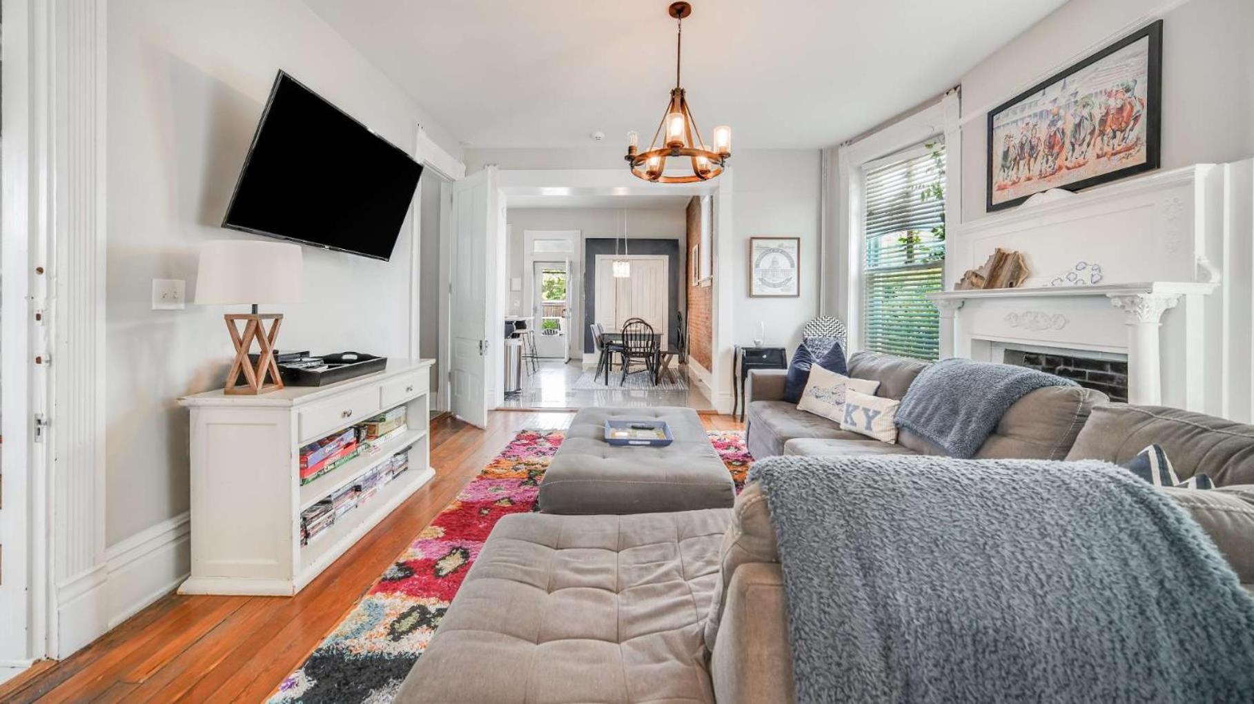 Historic 3-br Downtown Bourbon Getaway