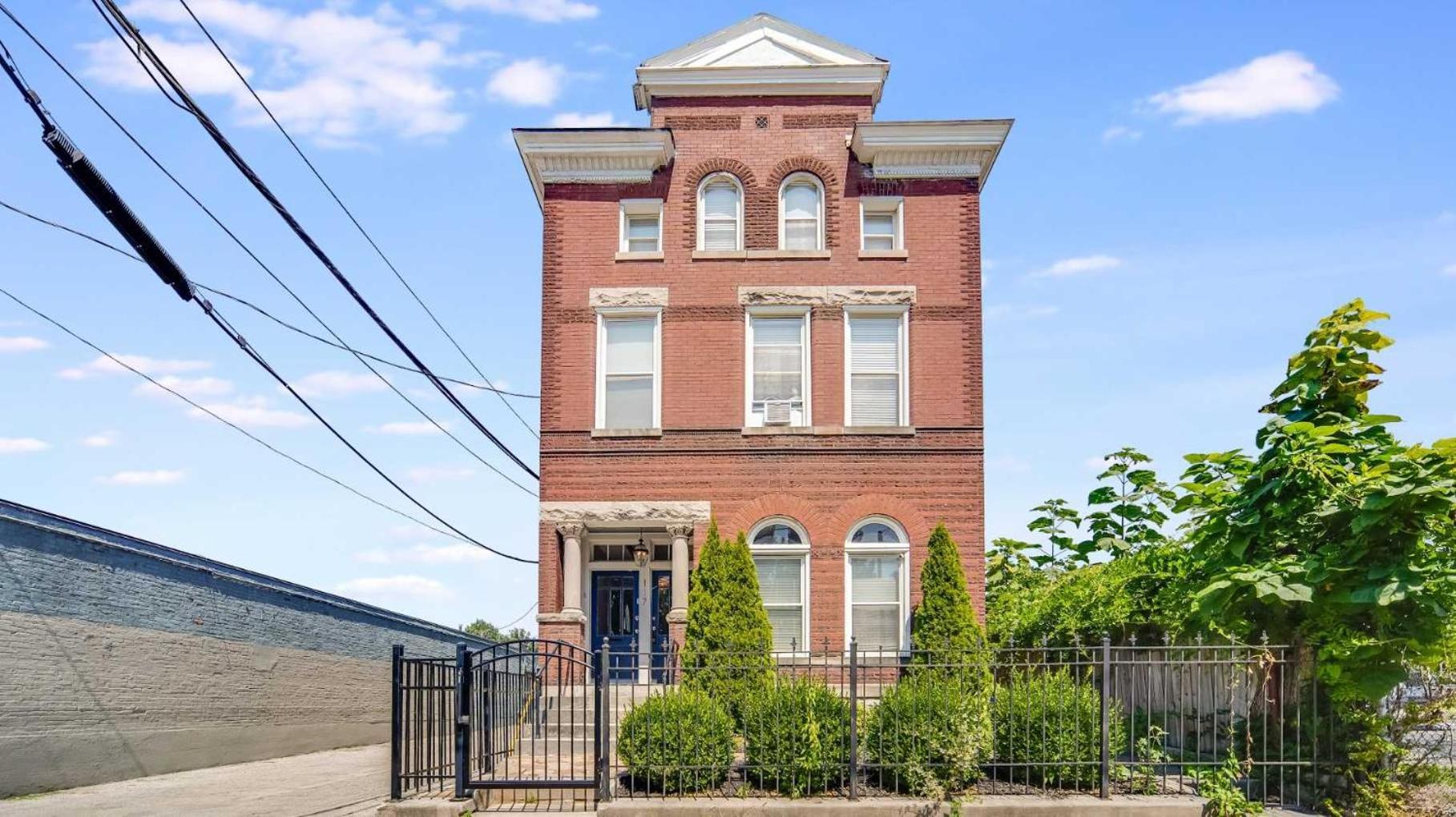 Historic 3-br Downtown Bourbon Getaway Holiday home *