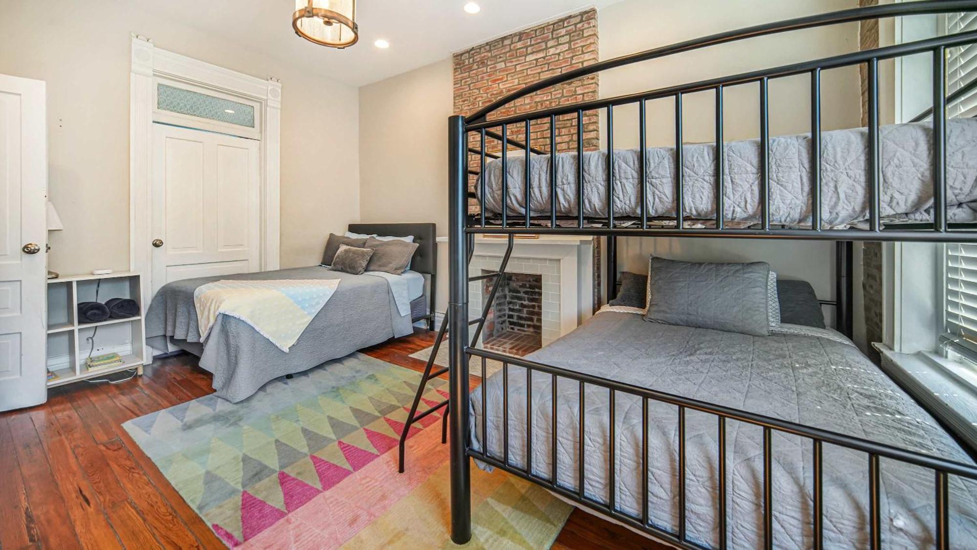 Historic 3-br Downtown Bourbon Getaway *