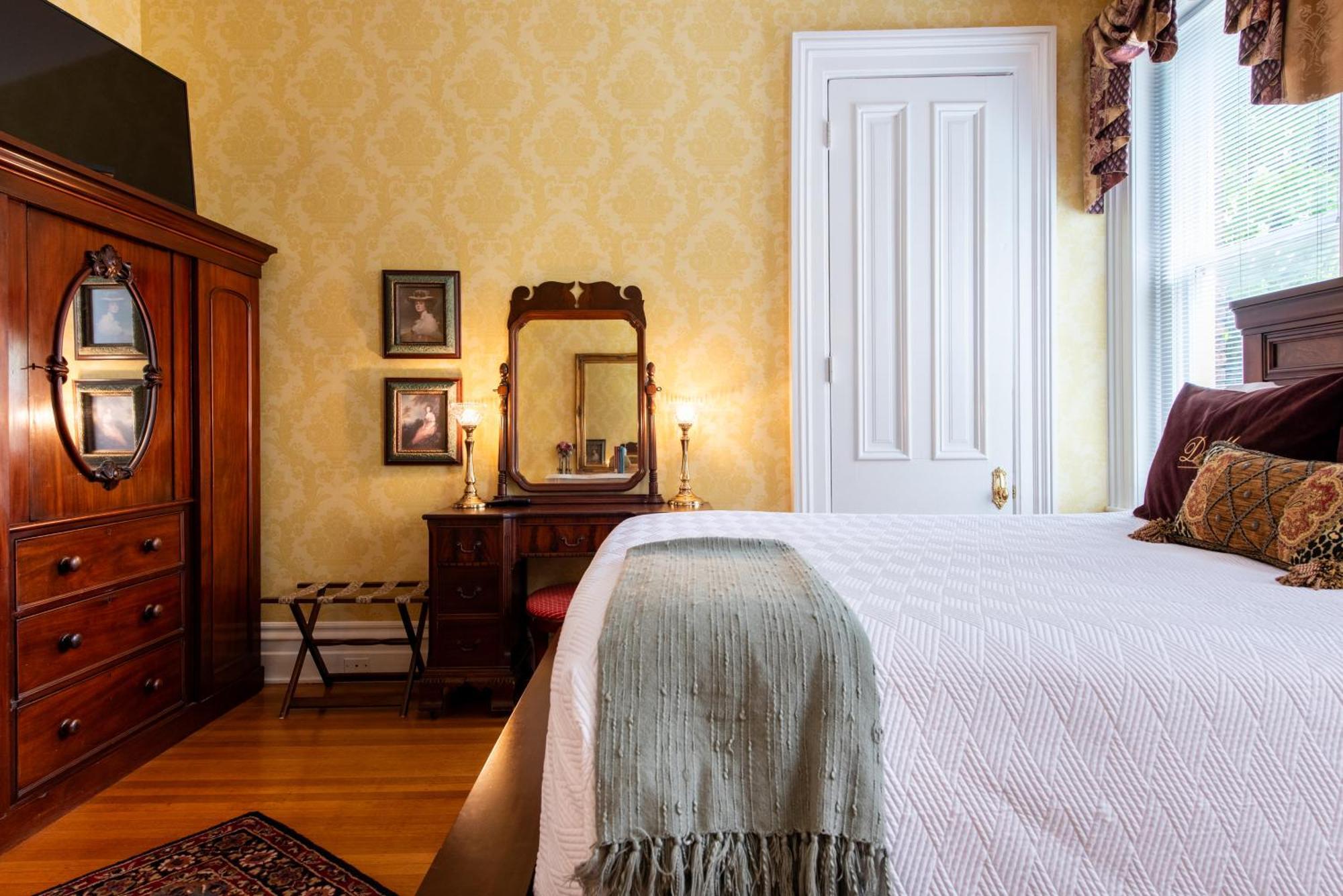 Dupont Mansion Bed & Breakfast Louisville