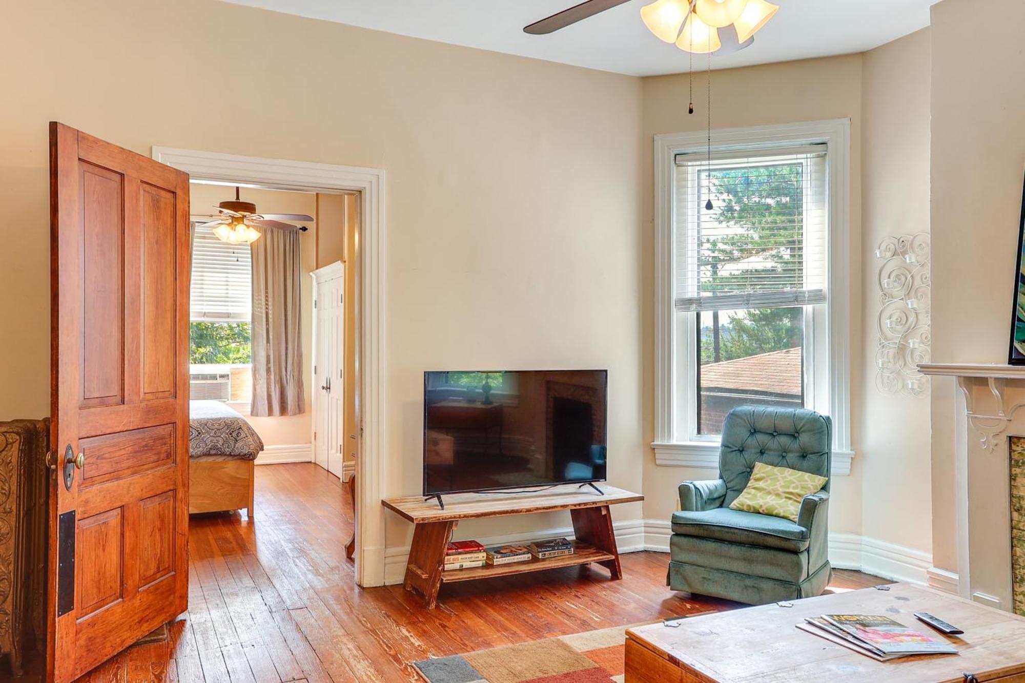 Cozy Vacation 2 Mi To Downtown! Apartment