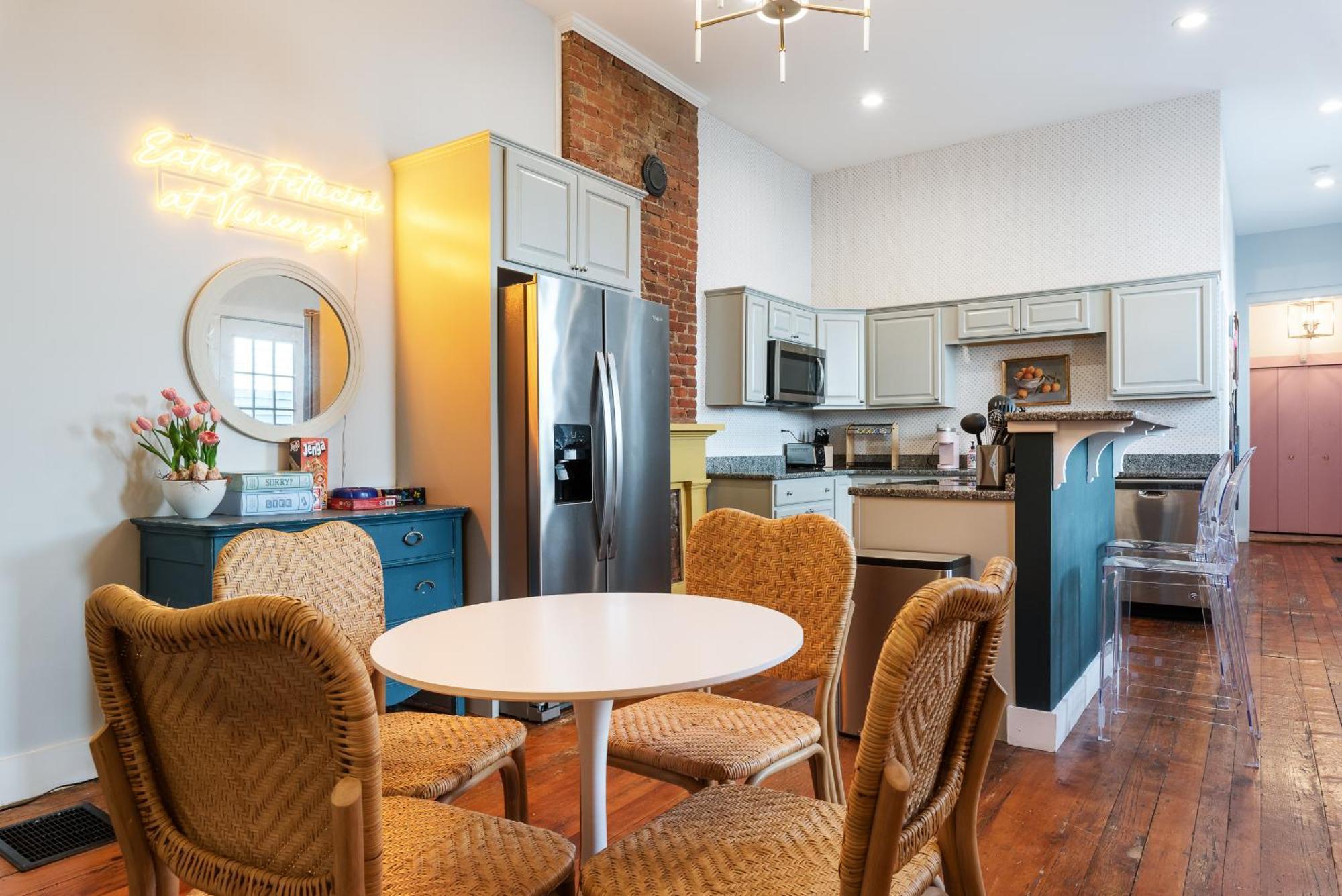 Grand Millennial Germantown 2 Bedroom Shotgun Holiday home Louisville