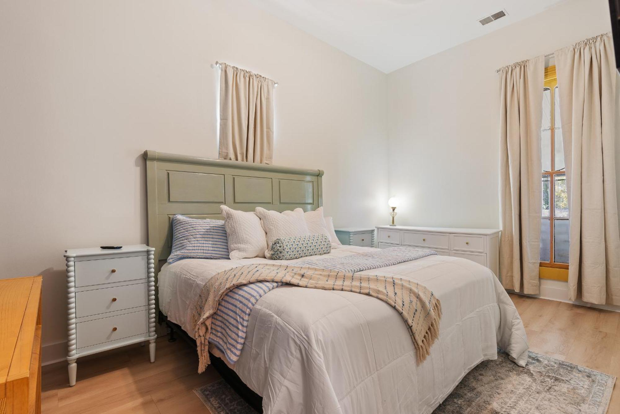 Grand Millennial Germantown 2 Bedroom Shotgun Holiday home Louisville