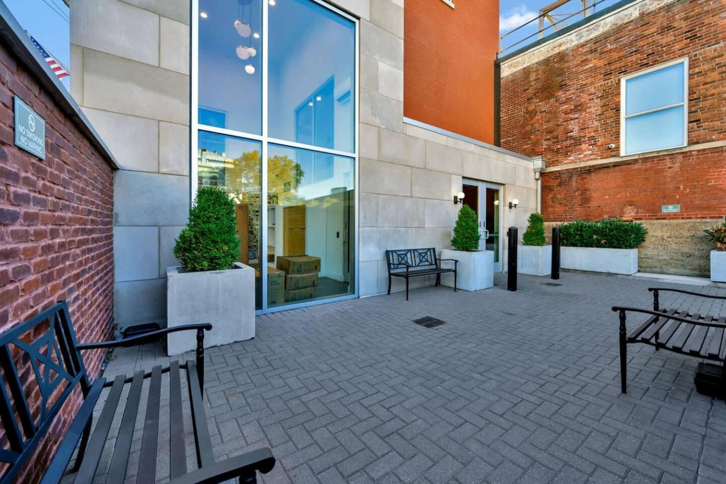 Bright And Modern In # 104 * Louisville