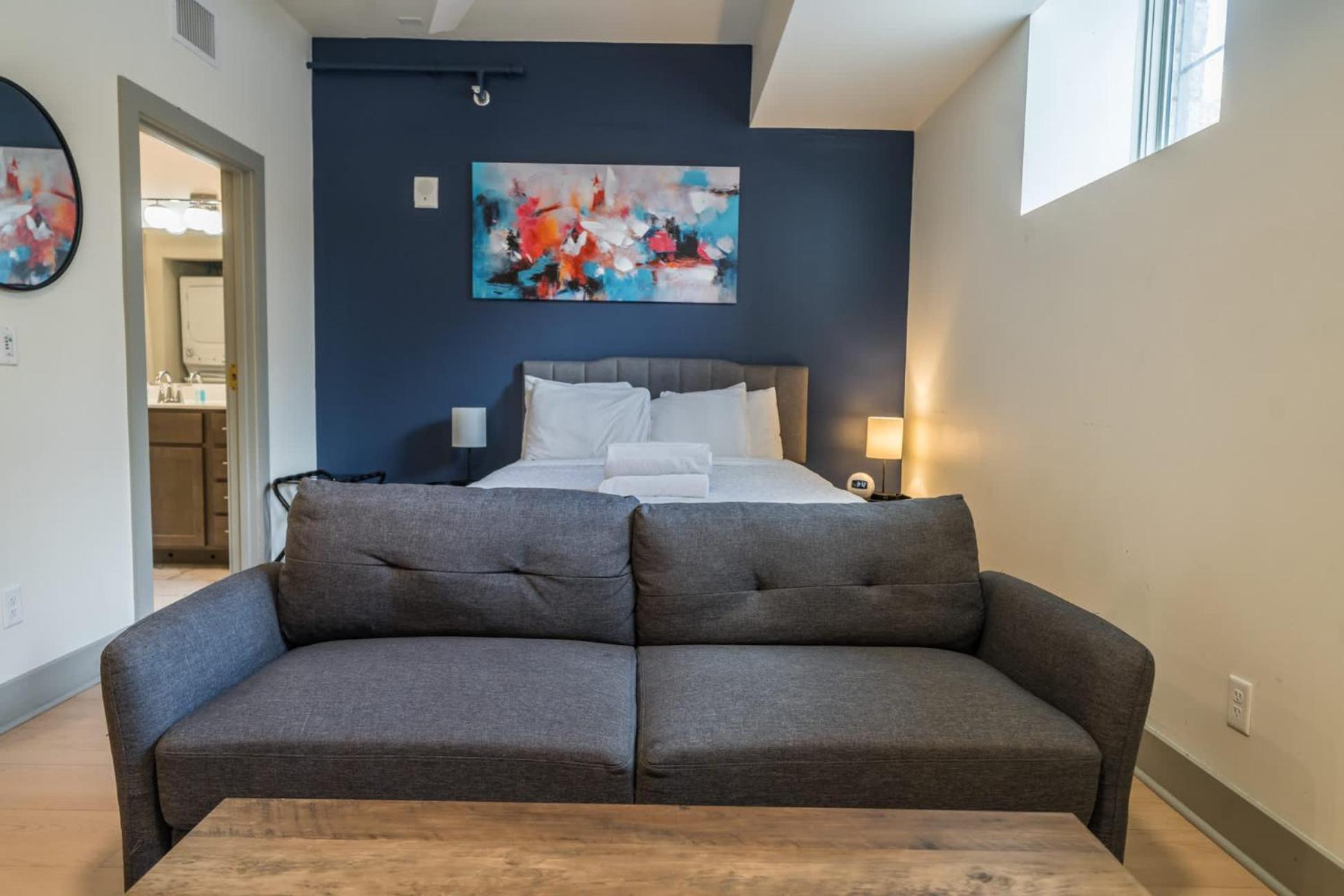 Bright And Modern In # 104 Apartment