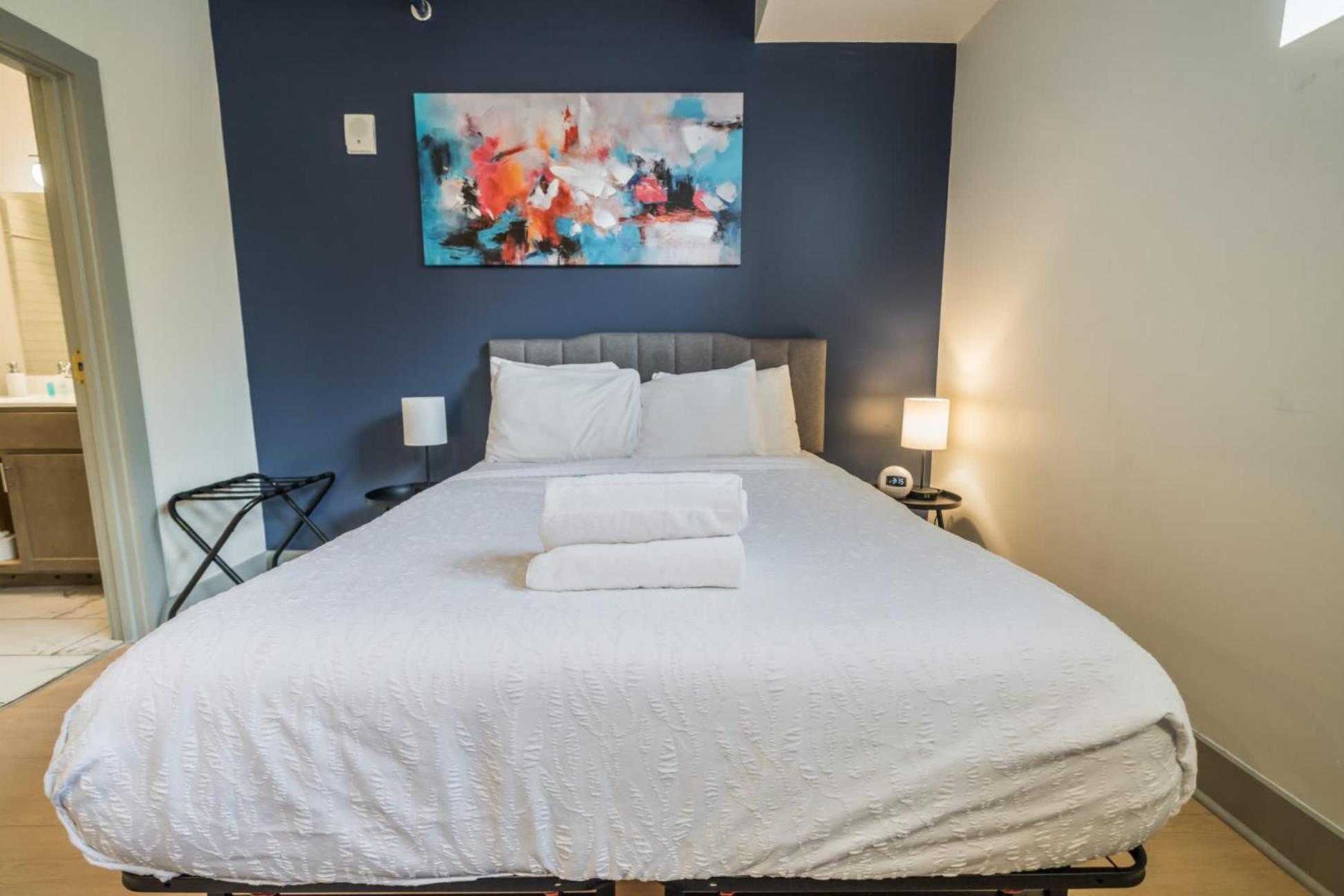 Bright And Modern In # 104 Apartment *