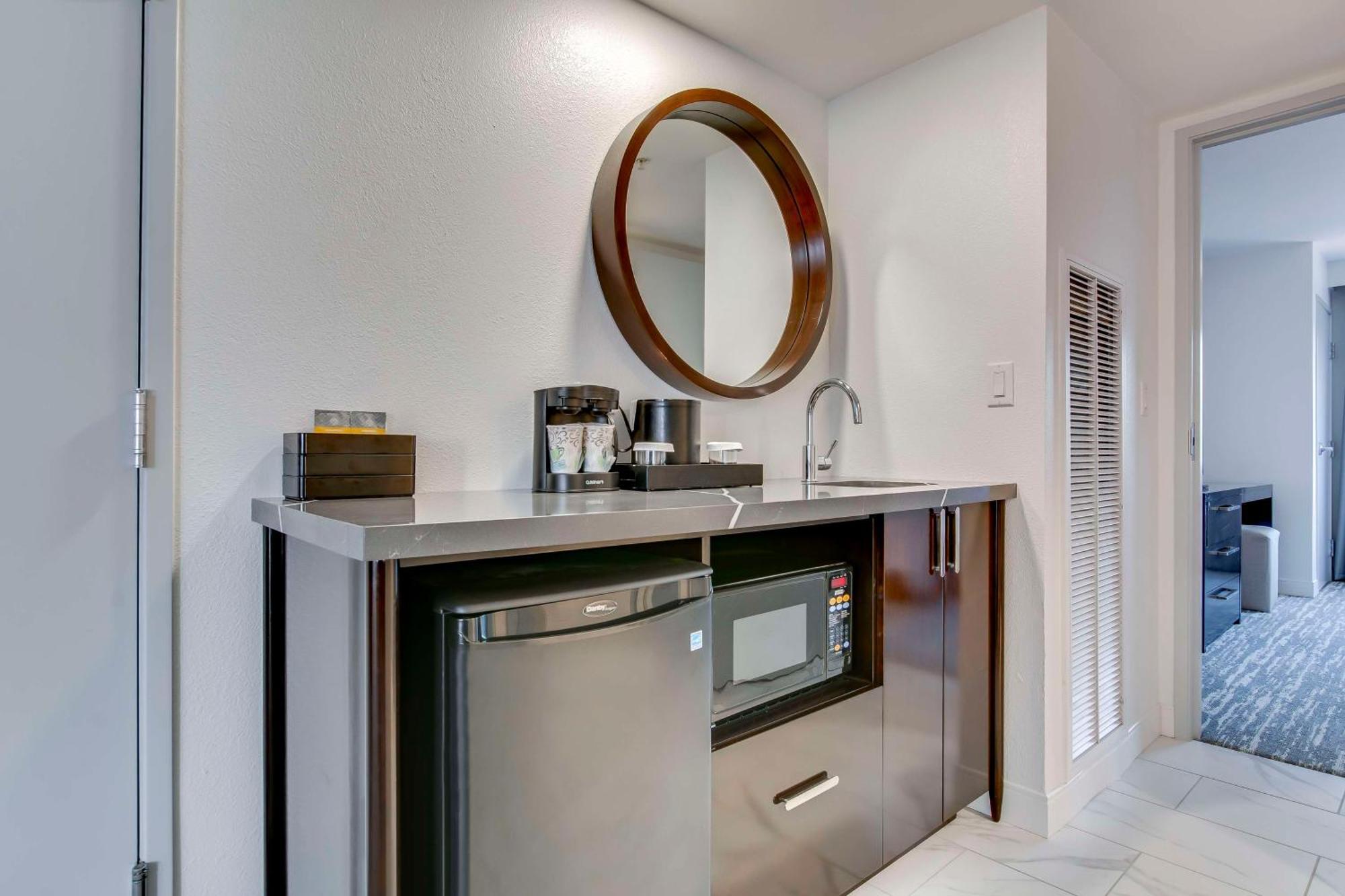 Embassy By Hilton East 4* Louisville
