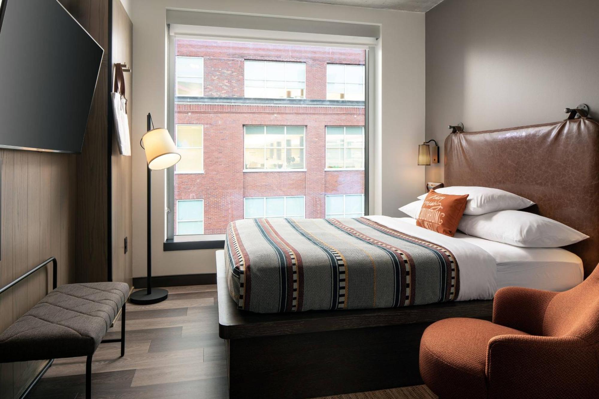Moxy Downtown 4*