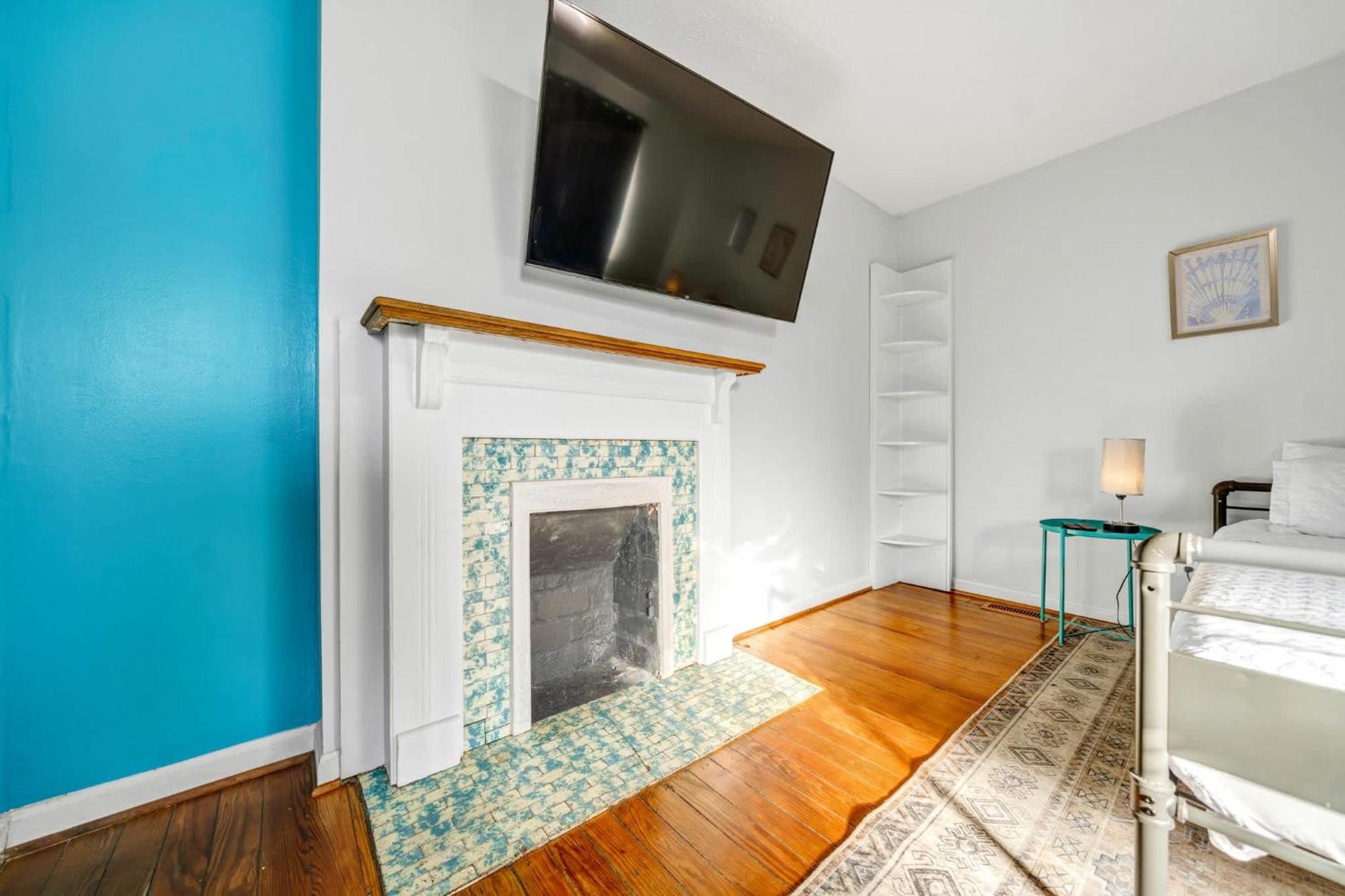 Two Cozy Homes Near Louisville's Popular Spots Holiday home