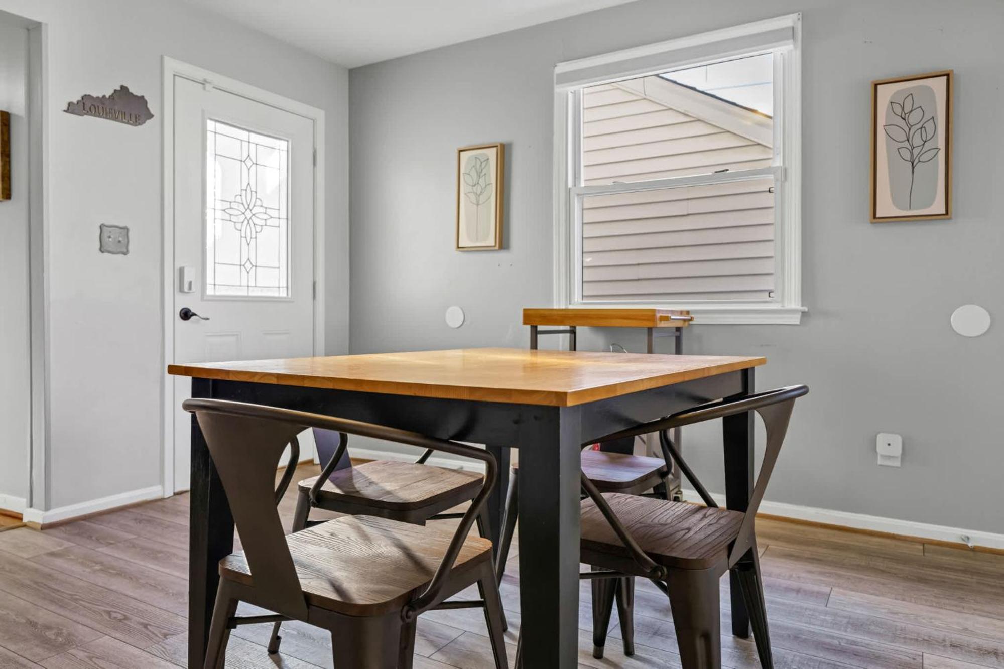 Two Cozy Homes Near Louisville's Popular Spots Holiday home *