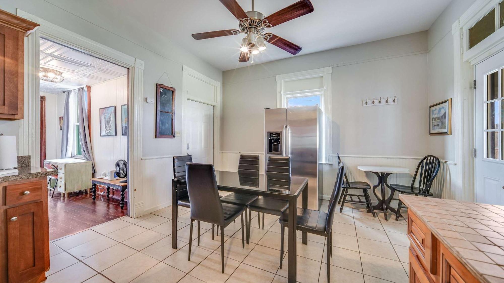 Two Cozy Homes Near Louisville's Popular Spots Holiday home