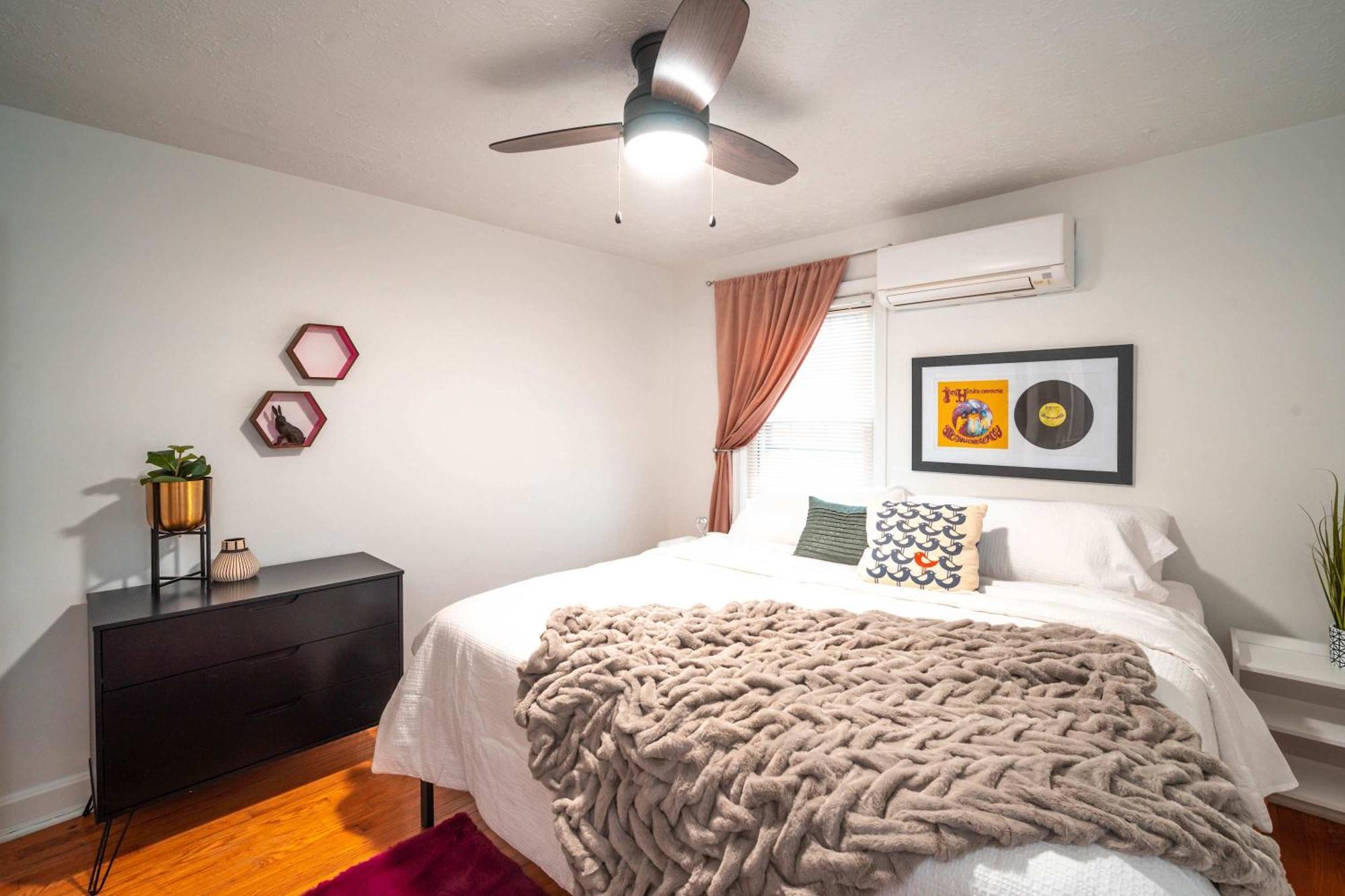Cozy With Parking Great Location *
