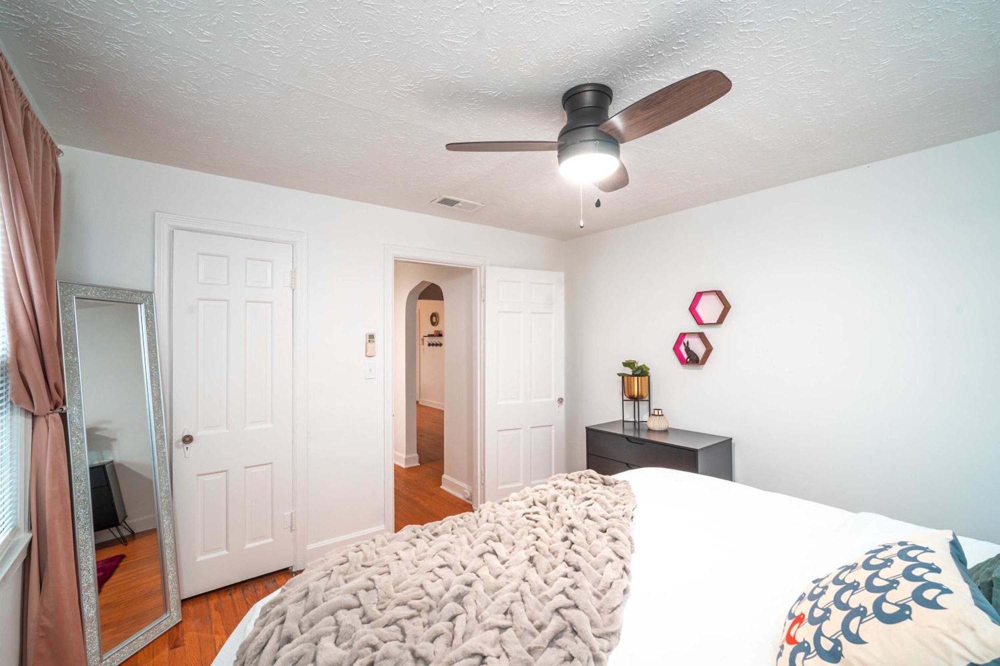 Cozy With Parking Great Location * Louisville