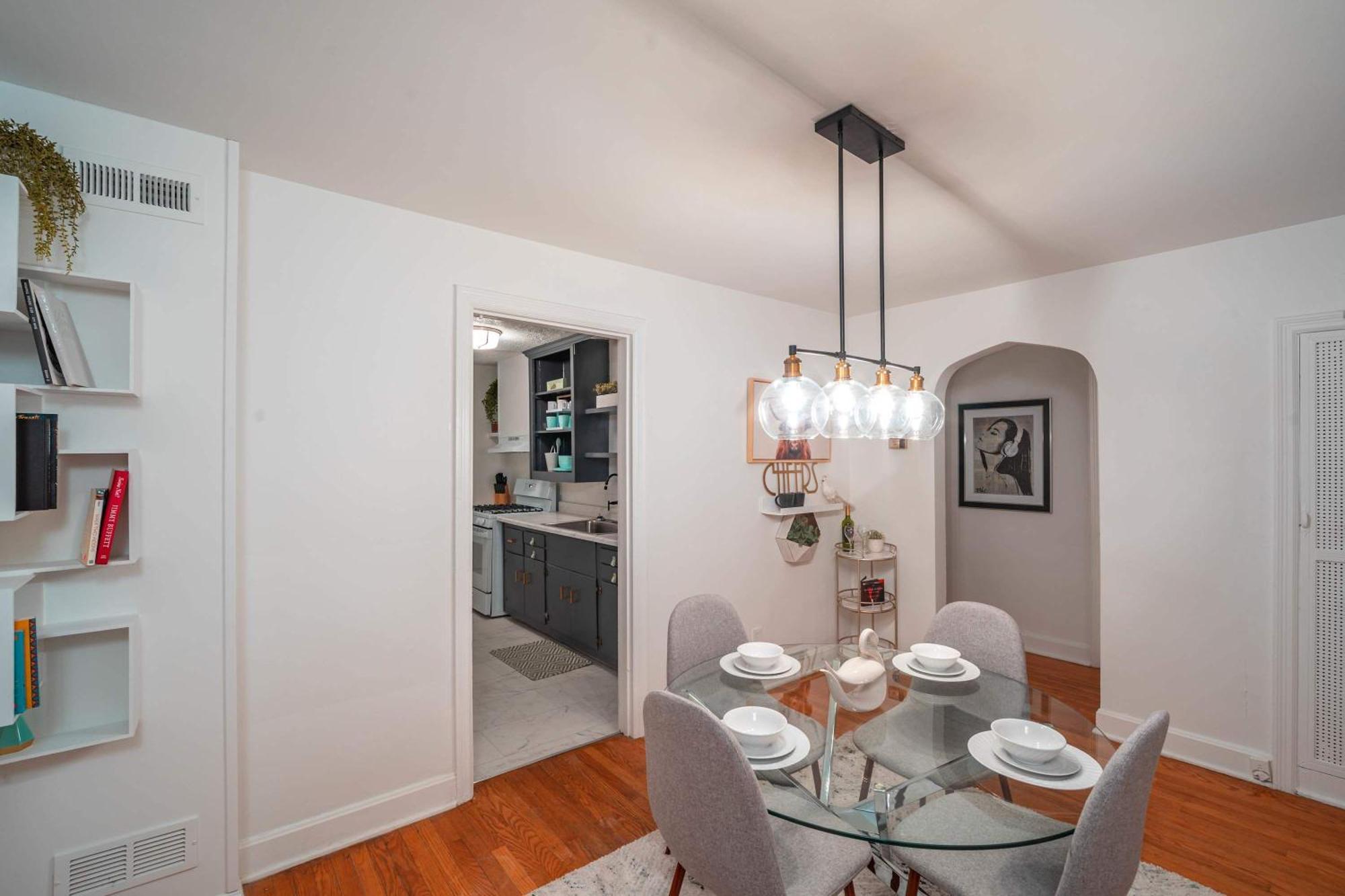 Cozy With Parking Great Location Apartment