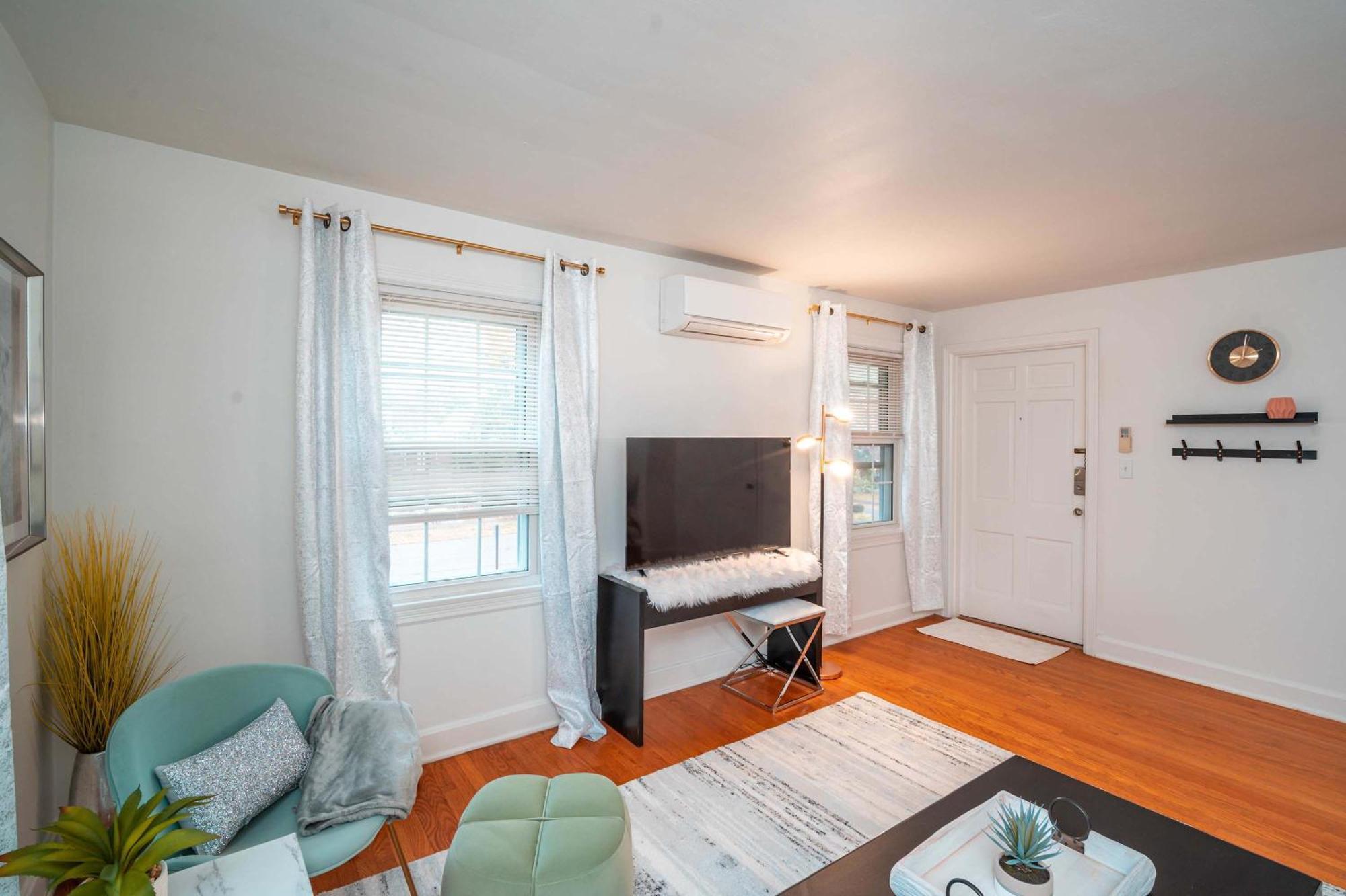 Cozy With Parking Great Location Apartment Louisville