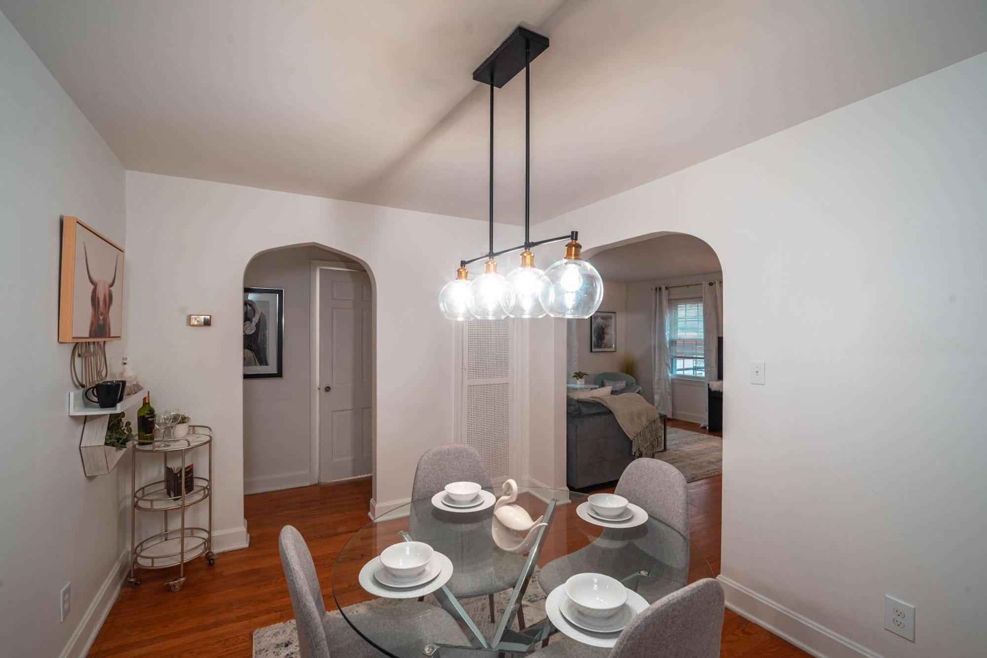 Cozy With Parking Great Location Apartment