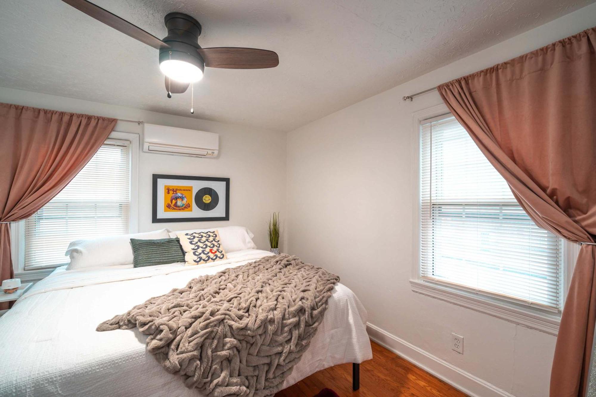 Cozy With Parking Great Location Apartment *