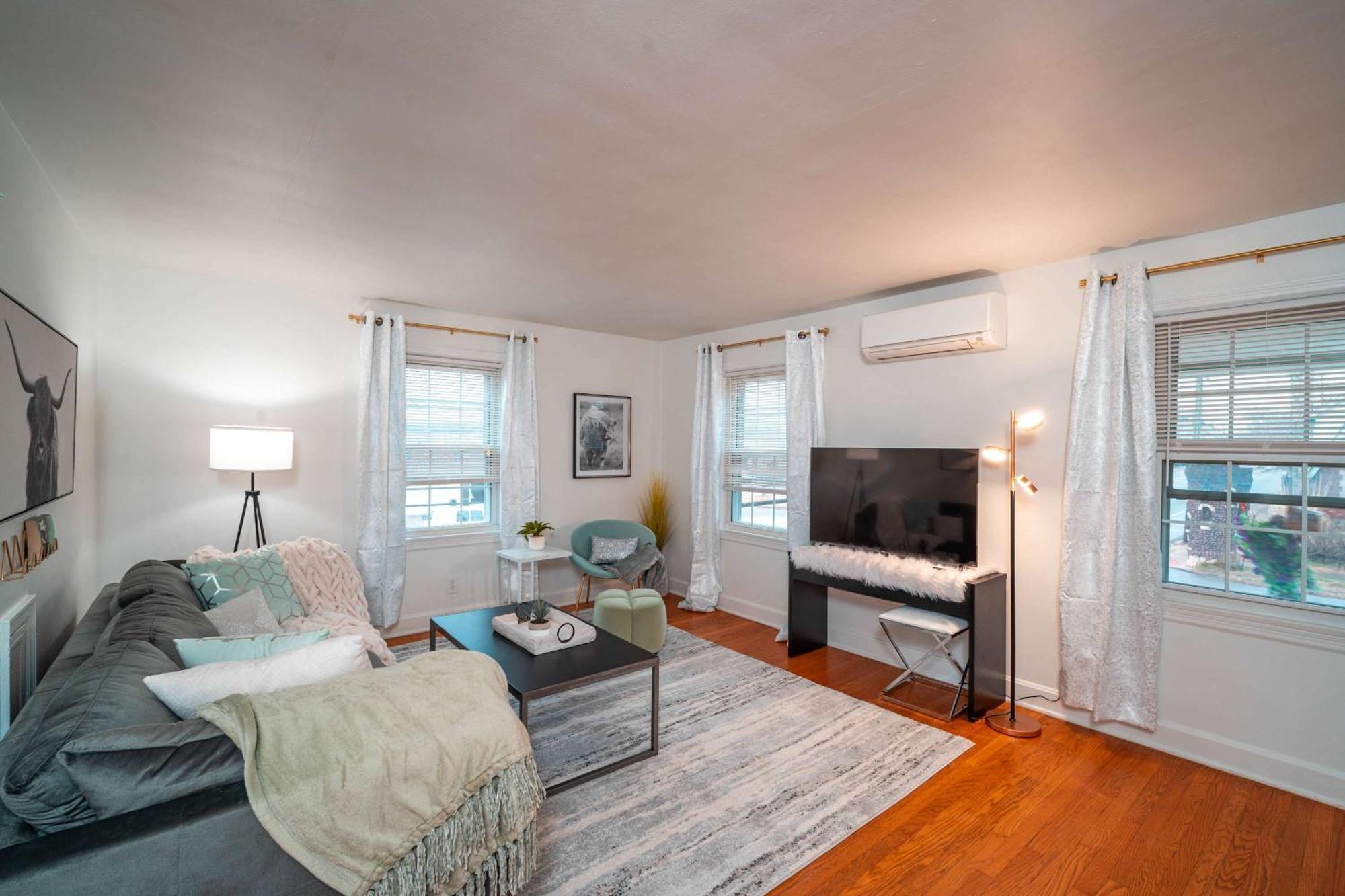 Apartment Cozy With Parking Great Location *