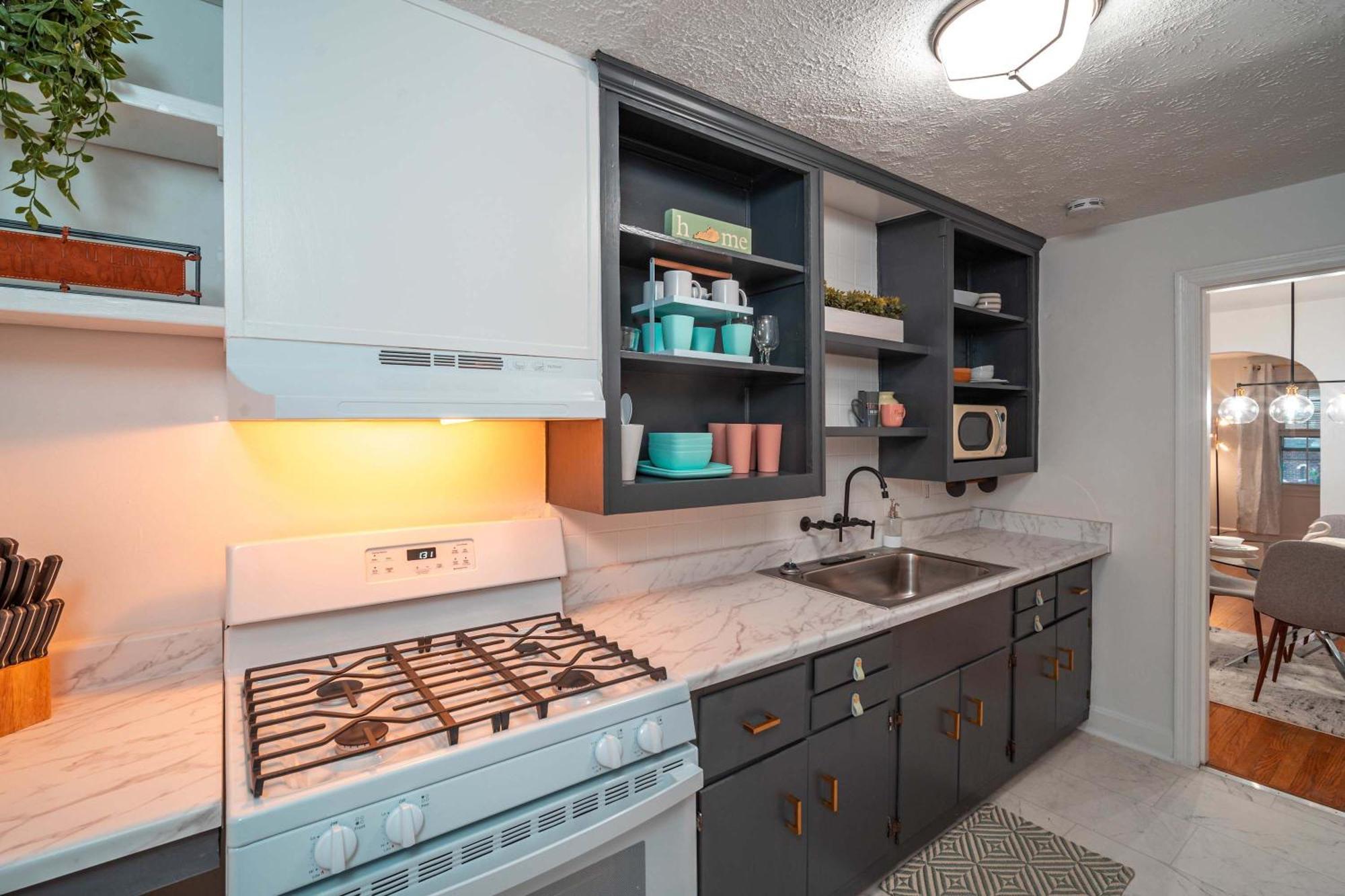 Cozy With Parking Great Location Apartment
