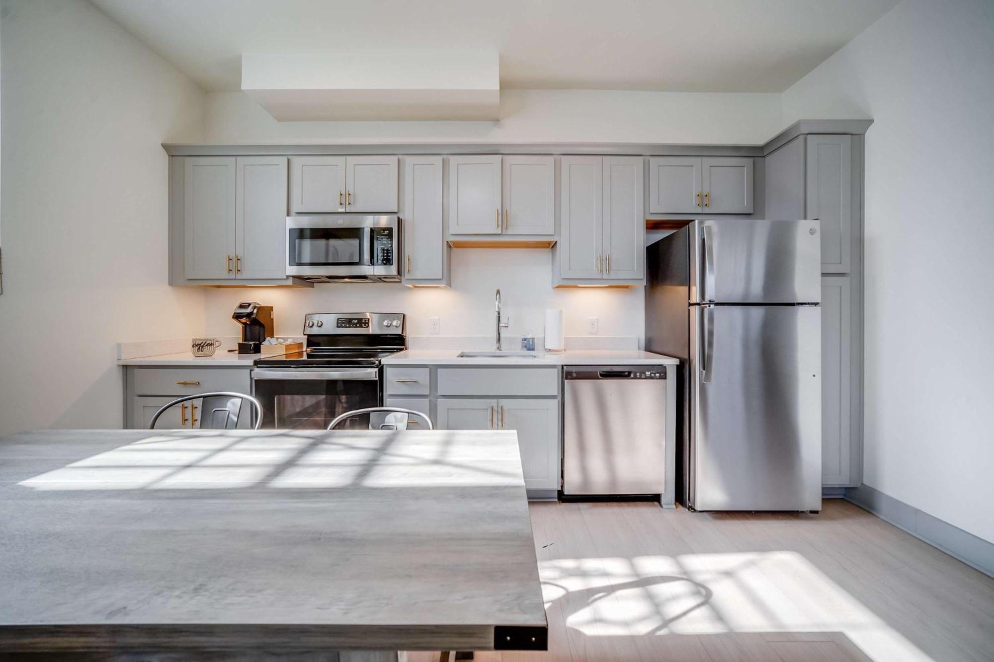 Bright And Modern In # 112 Apartment *