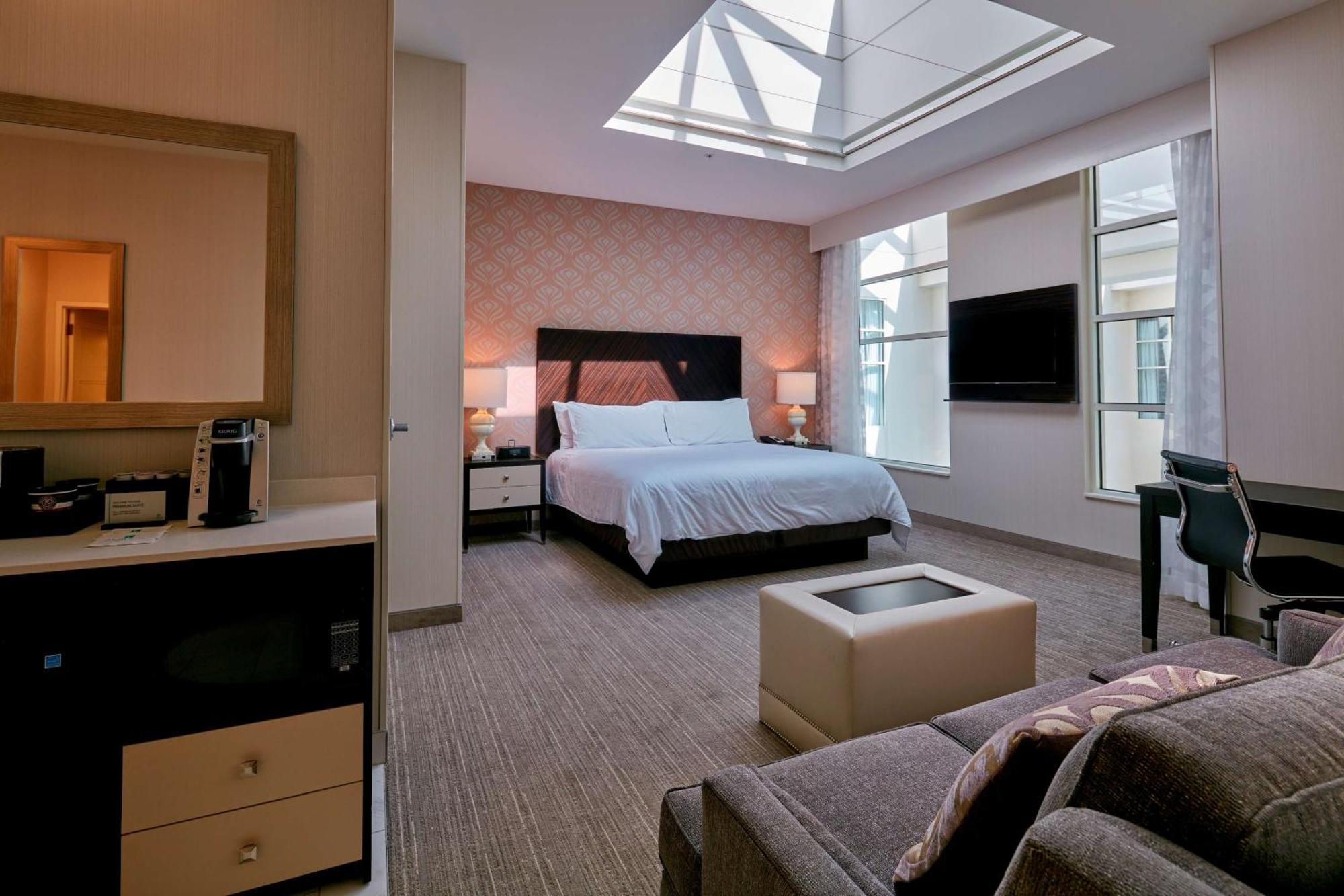 Embassy Downtown 4*