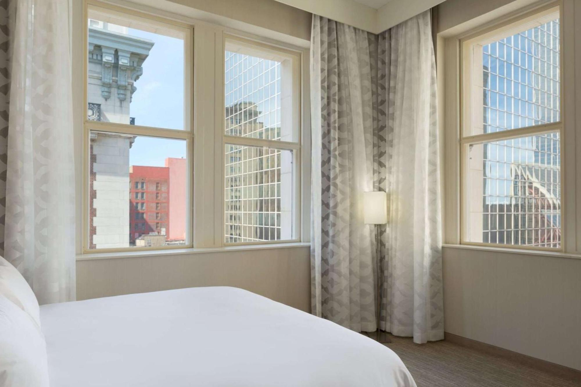 Hotel Embassy Downtown