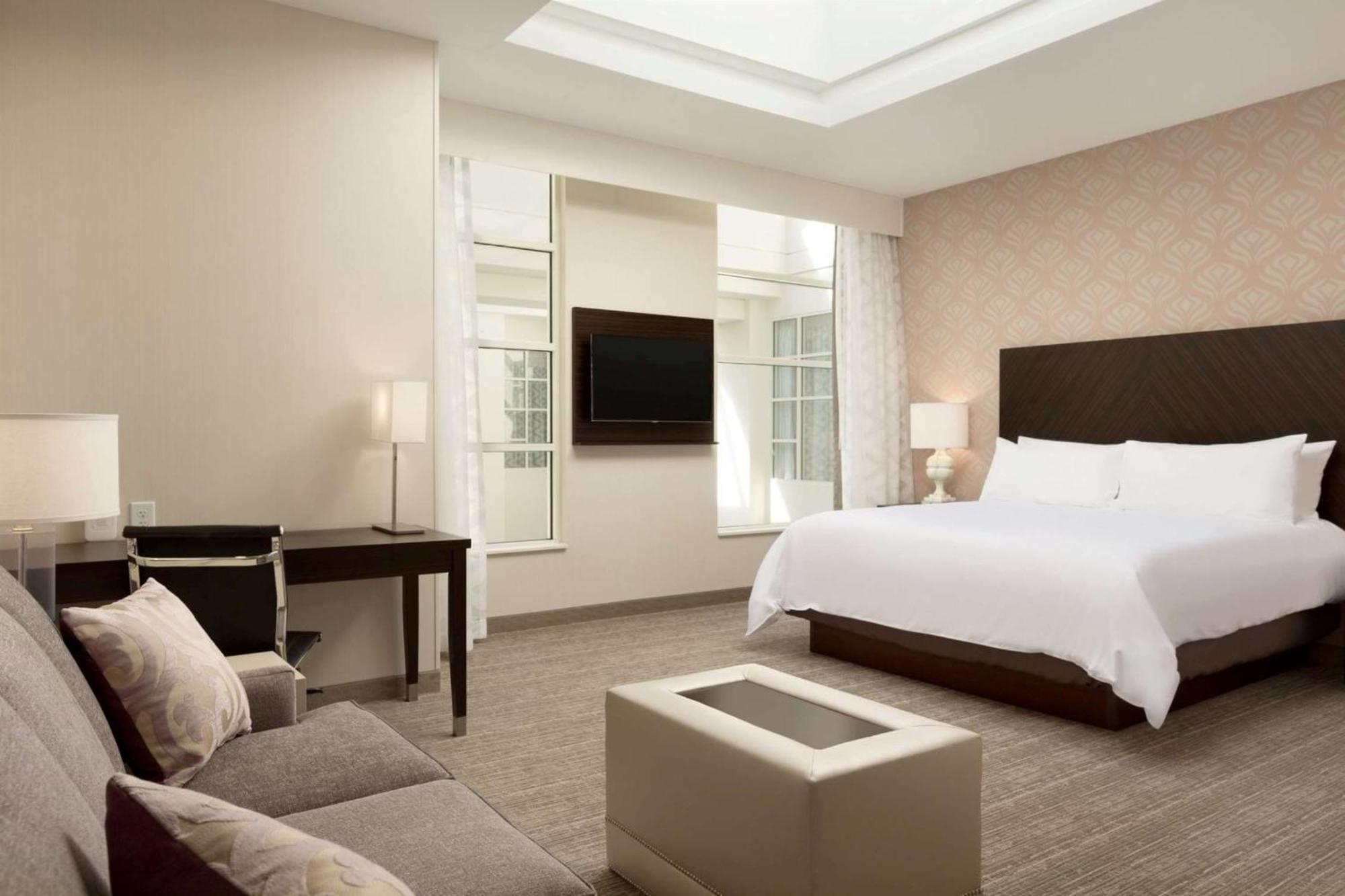 Hotel Embassy Downtown Louisville