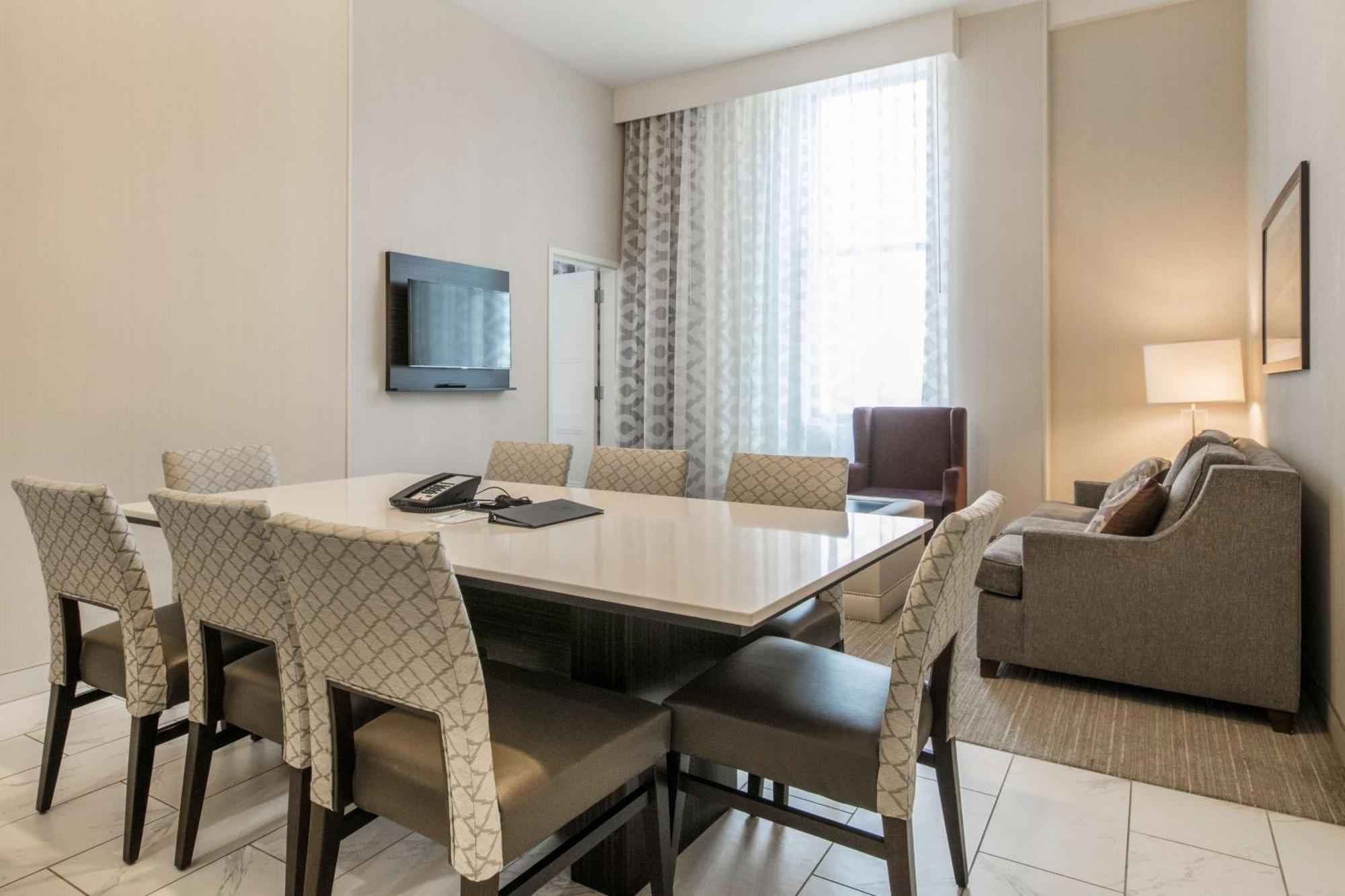 Embassy Downtown 4*