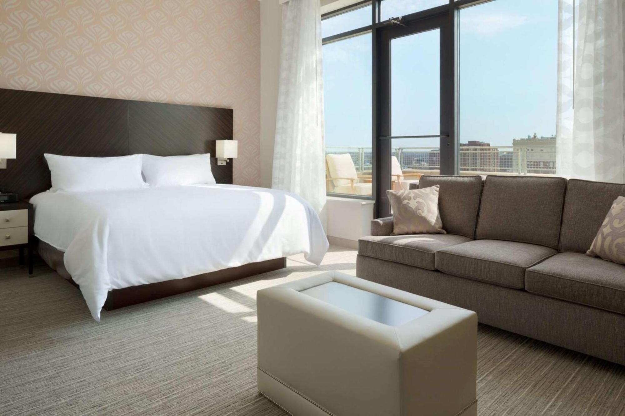 Hotel Embassy Downtown Louisville